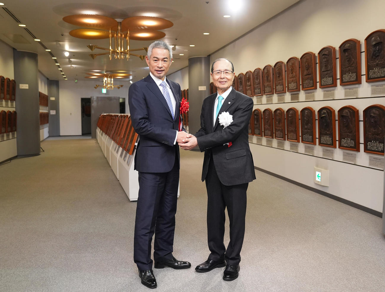 野球殿堂入り通知式を終え、記念写真に納まるイチロー氏（左）と王氏（撮影・垰建太）