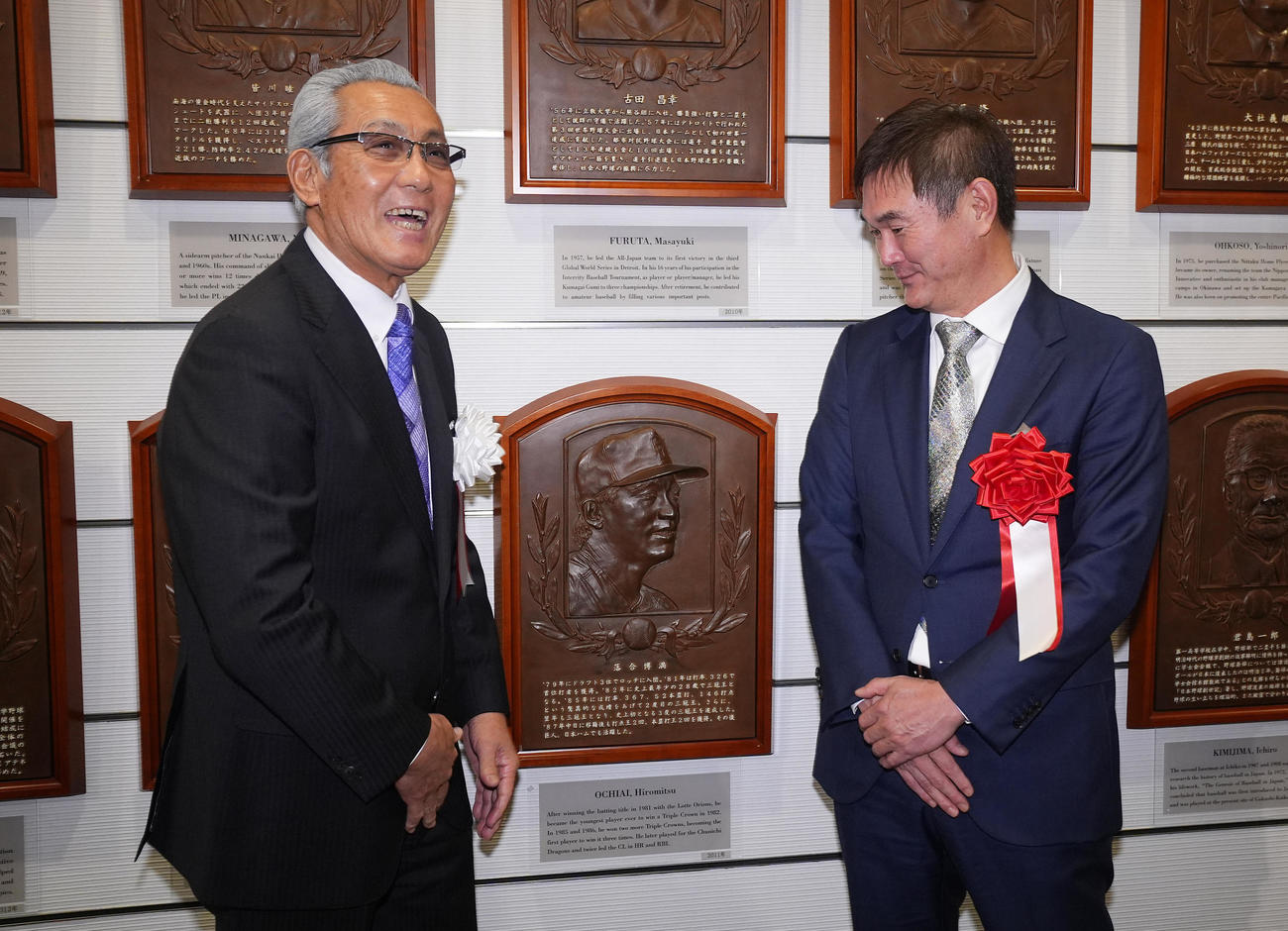 野球殿堂入り通知式を終え落合氏のレリーフを見つめる岩瀬氏（右）と笑顔の森氏（撮影・垰建太）