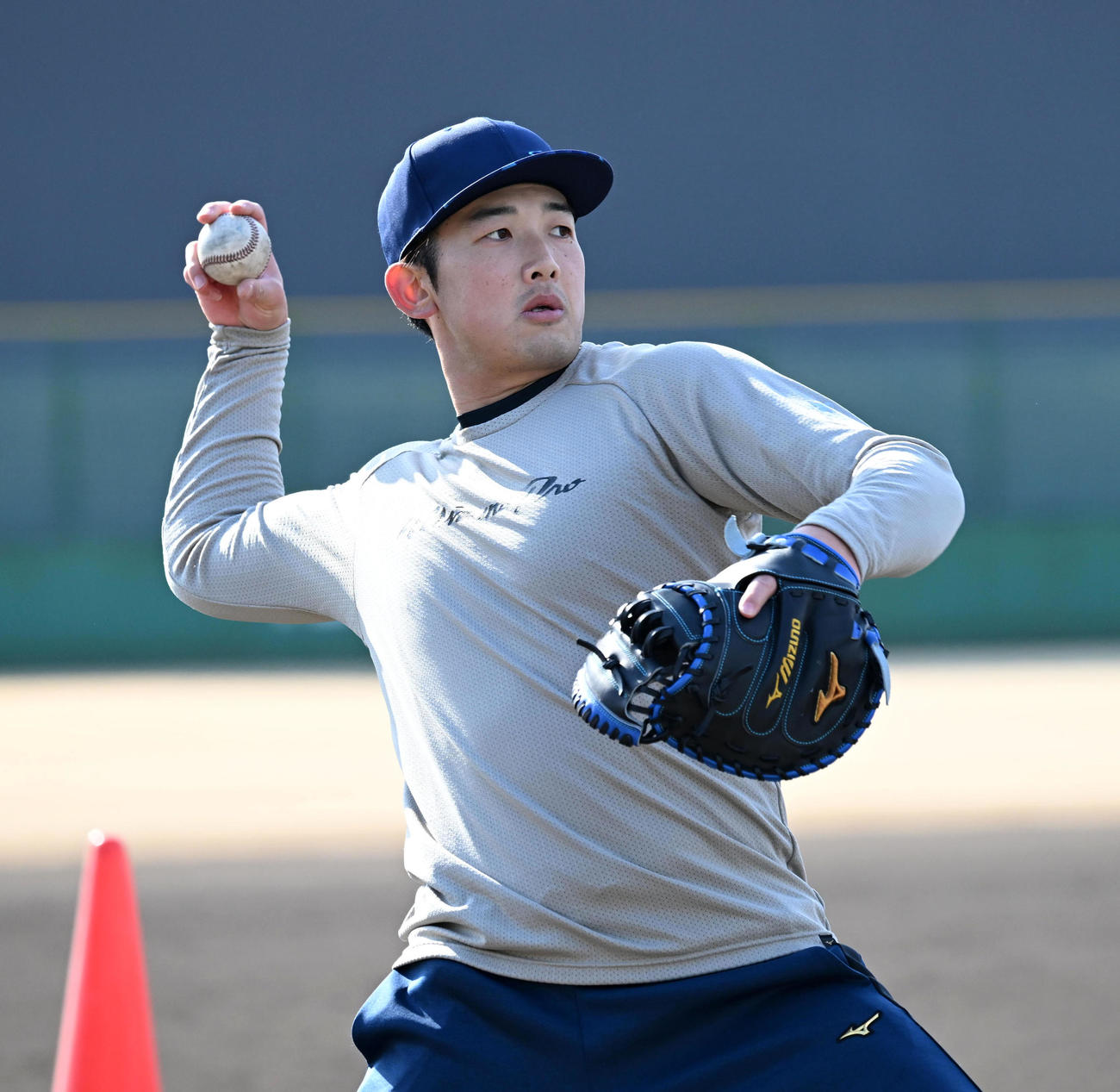 自主トレでキャッチボールを行うDeNA山本（撮影・前岡正明）