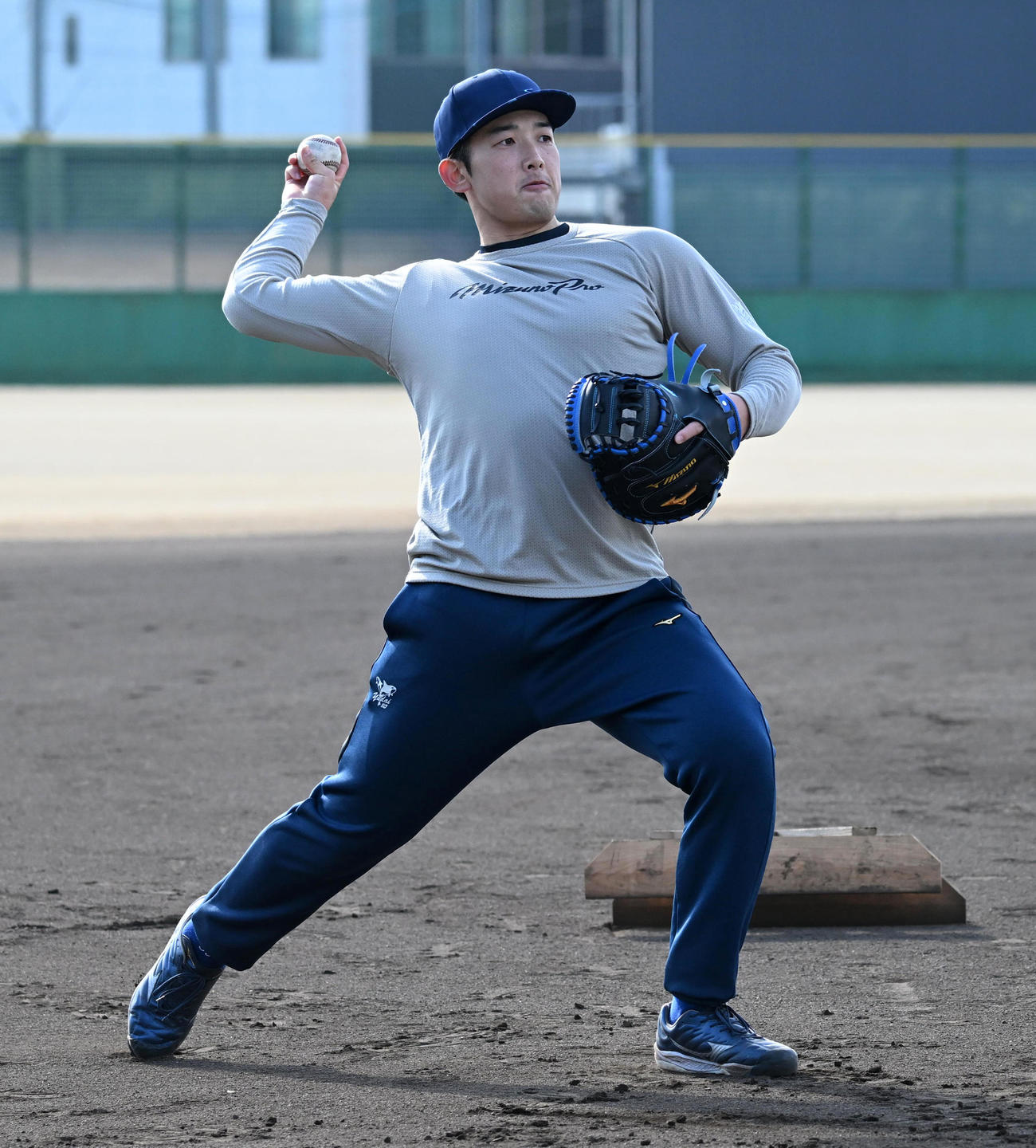 自主トレでキャッチボールを行うDeNA山本（撮影・前岡正明）