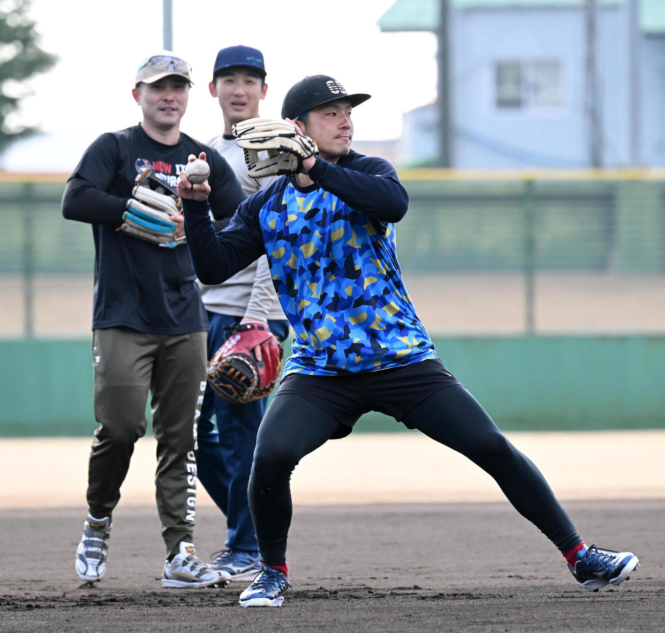 自主トレで佐野（左）、山本（中央）とノックを受けるDeNA知野（撮影・前岡正明）