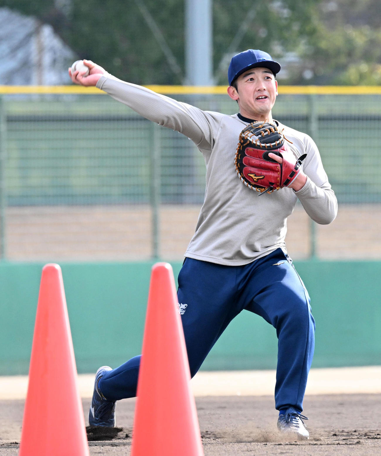 自主トレでノックを受けるDeNA山本（撮影・前岡正明）