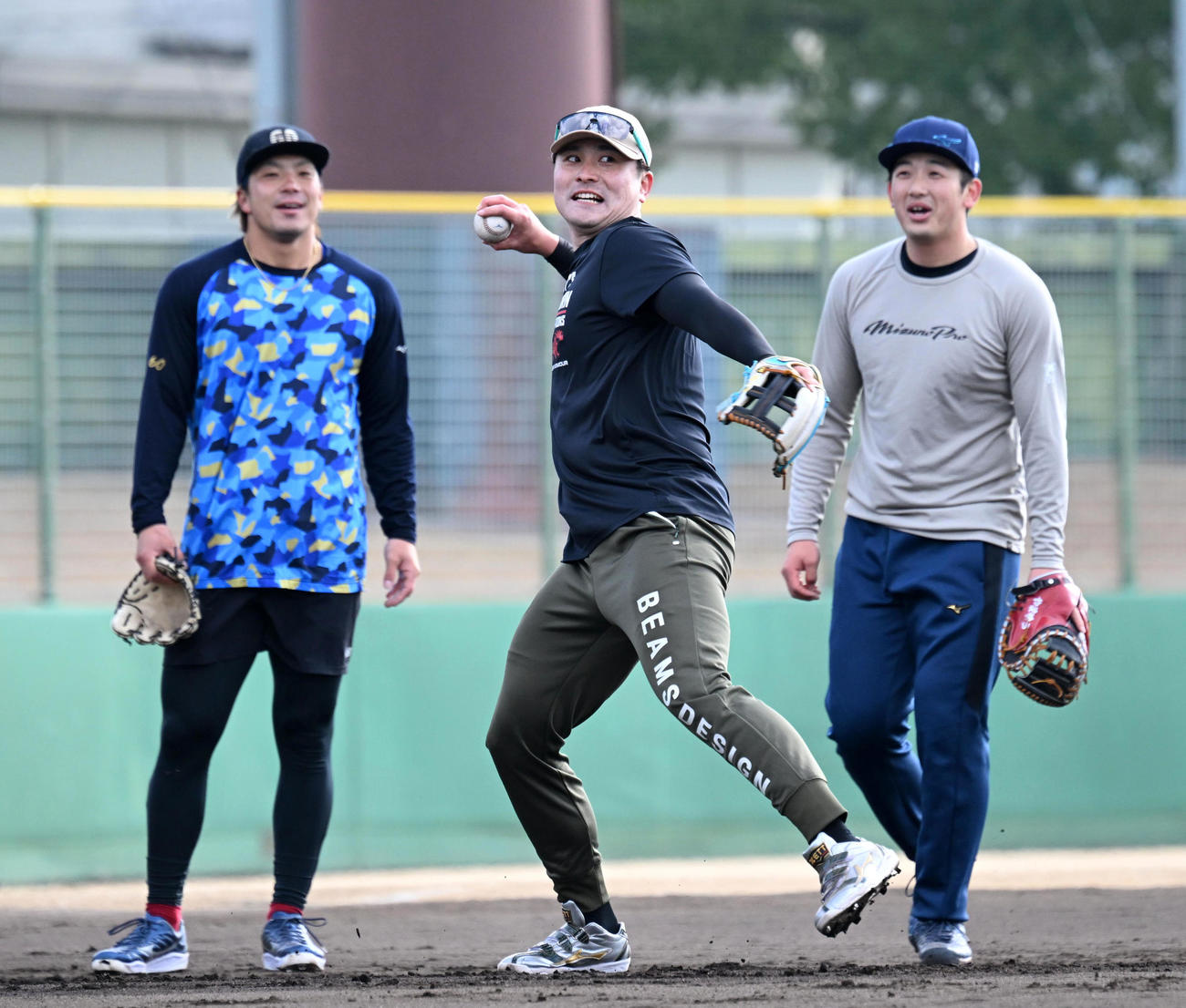 公開した自主トレでノックを受ける左からDeNA知野、佐野、山本（撮影・前岡正明）