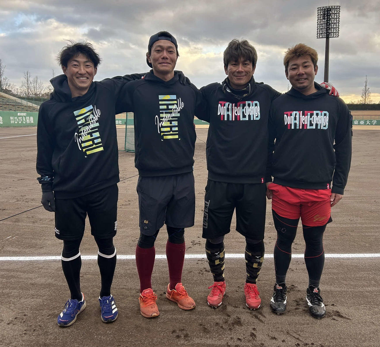 下関で自主トレを行う「岡島組」。左から楽天小深田、田中和、岡島、ロッテ大下（球団提供）