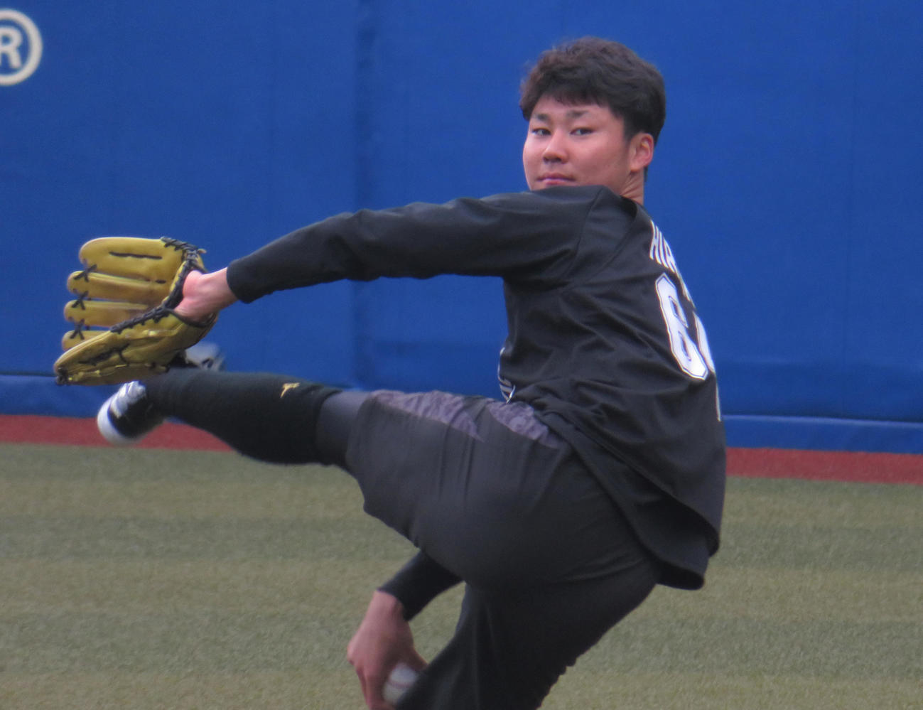 新人合同自主トレに参加しキャッチボールをおこなうドラフト5位の広池（撮影・星夏穂）