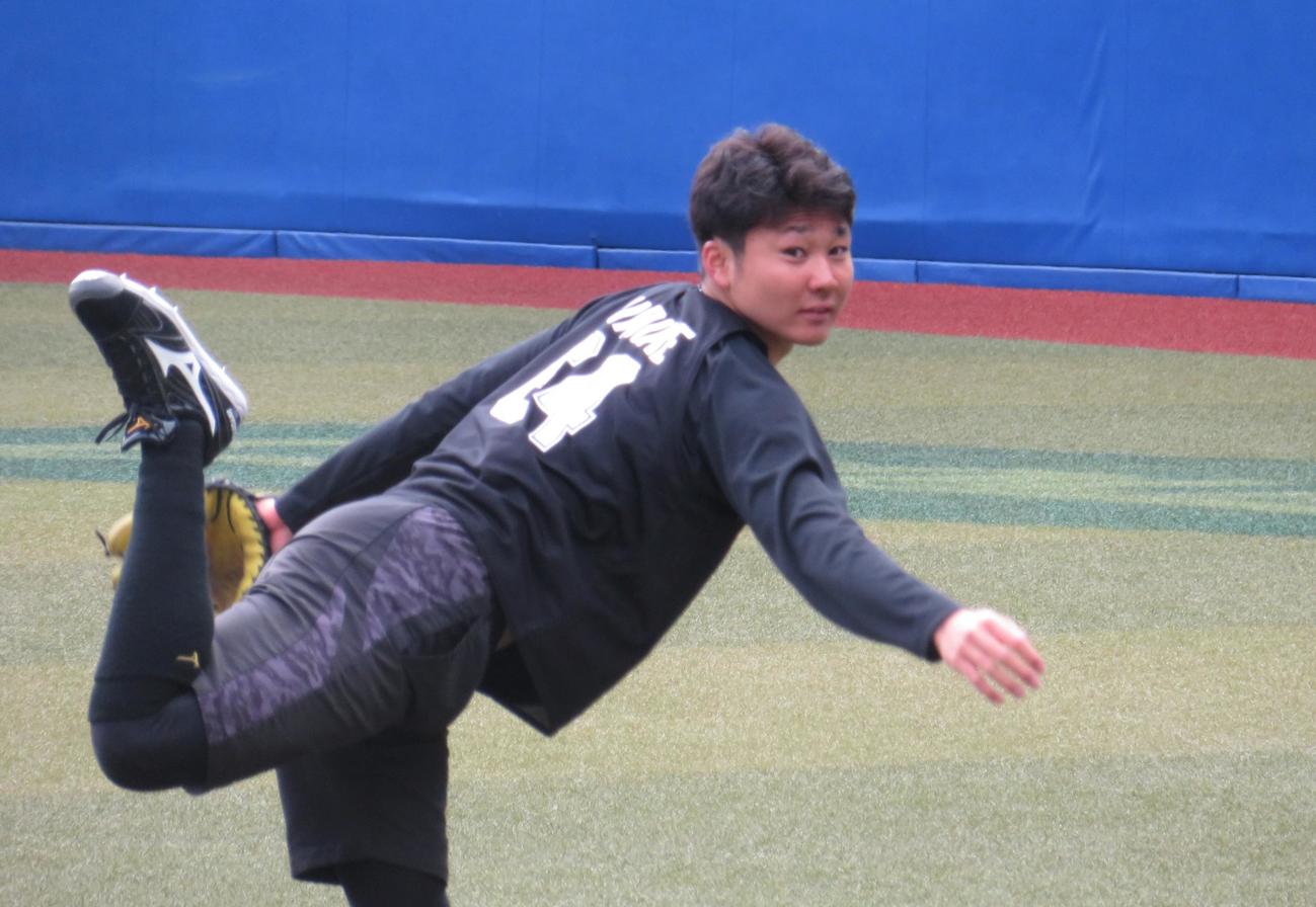 新人合同自主トレに参加しキャッチボールをおこなうドラフト5位の広池（撮影・星夏穂）