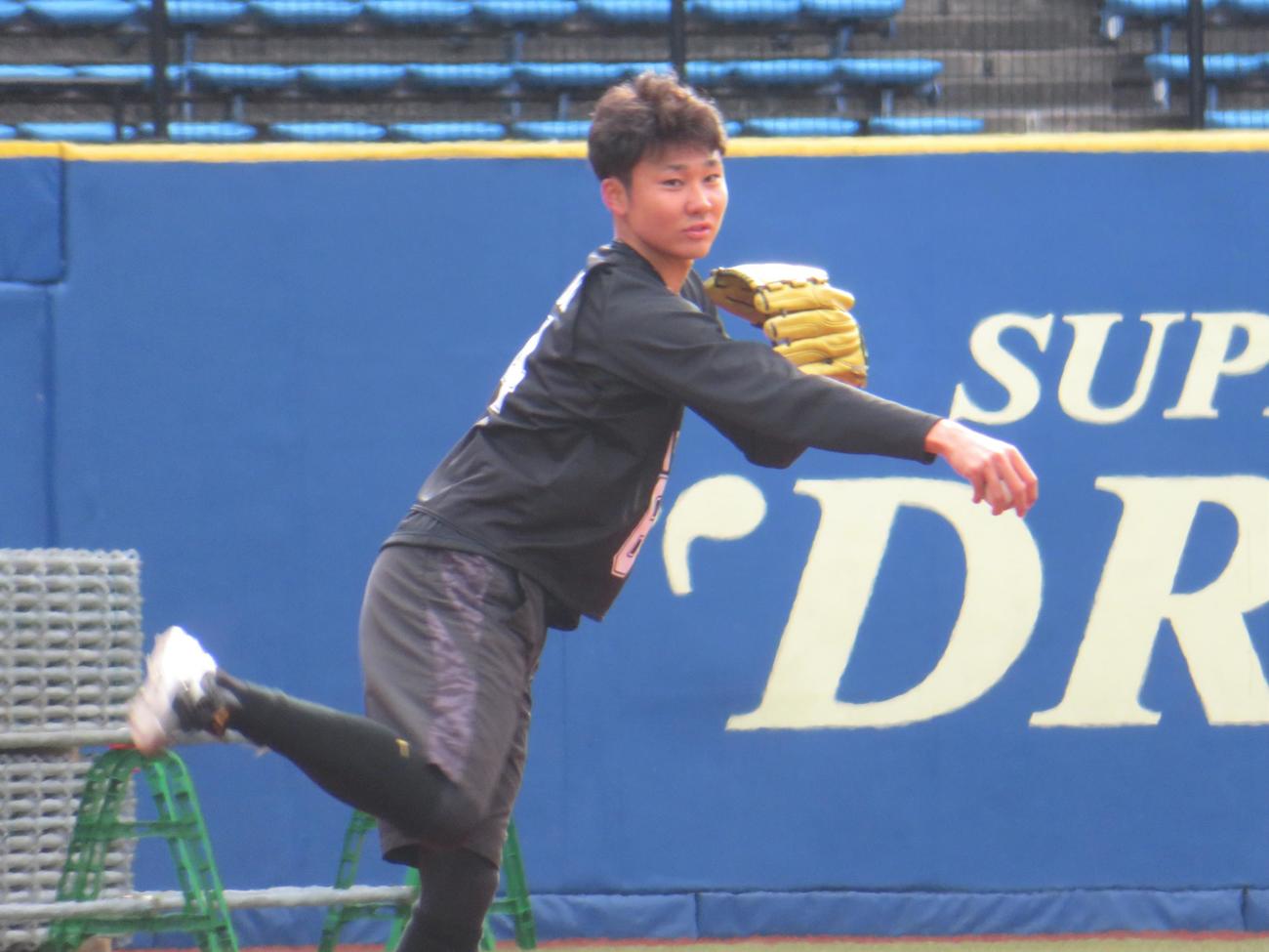 新人合同自主トレに参加しノックを受けるドラフト5位の広池（撮影・星夏穂）