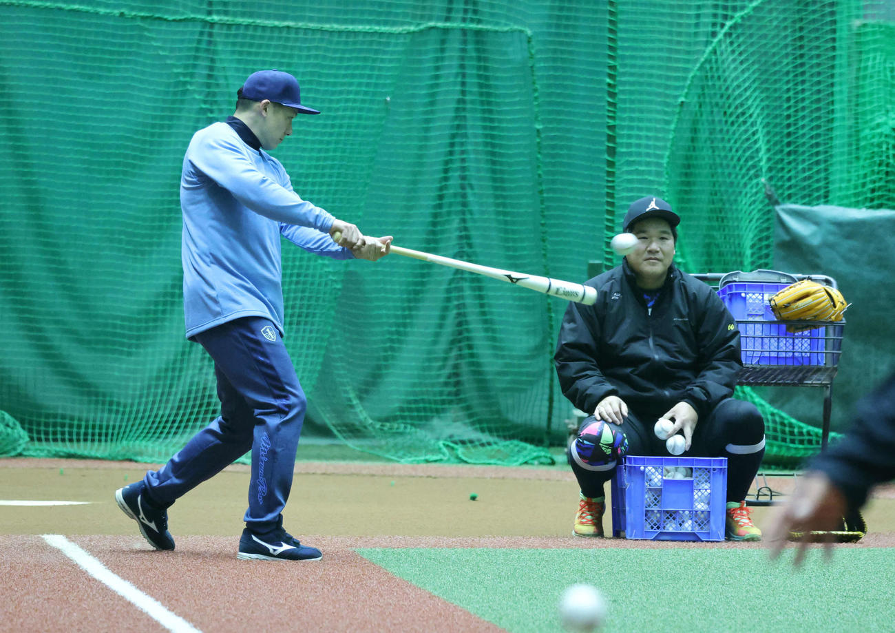 自主トレを公開しノックする西武栗山（左）、右は中村剛（撮影・鈴木正人）