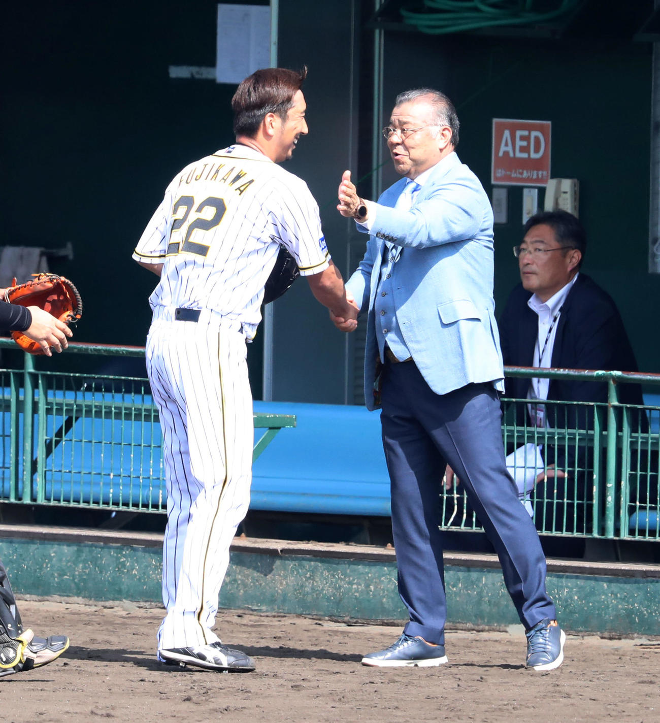フリー打撃に登板した藤川（左）をベンチ前でたたえる掛布HLT（2020年2月10日撮影）