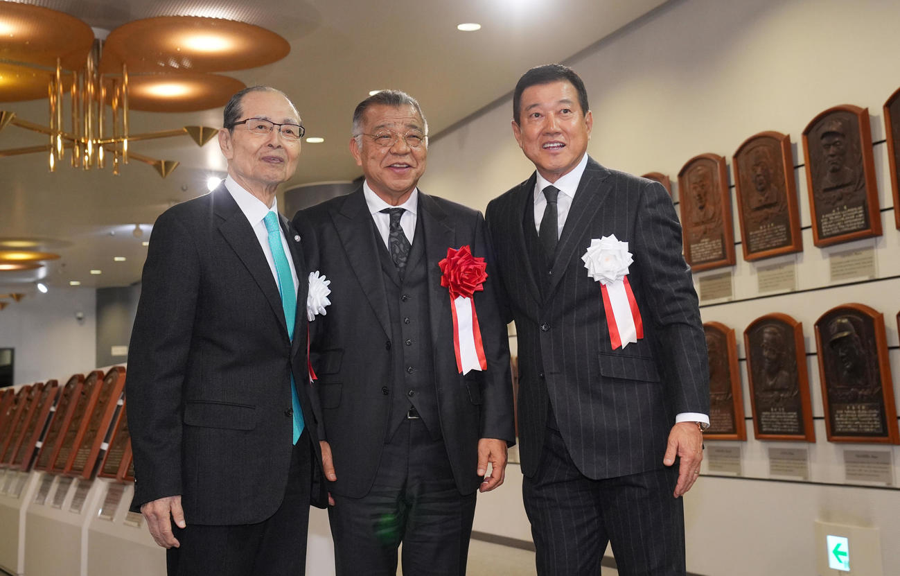 野球殿堂入り通知式を終え写真に納まる掛布氏（中央）。左は王氏。右は原氏（撮影・垰建太）