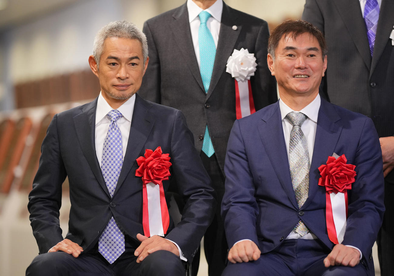 野球殿堂入り通知式の記念写真で並ぶイチロー氏（左）と岩瀬氏（撮影・垰建太）
