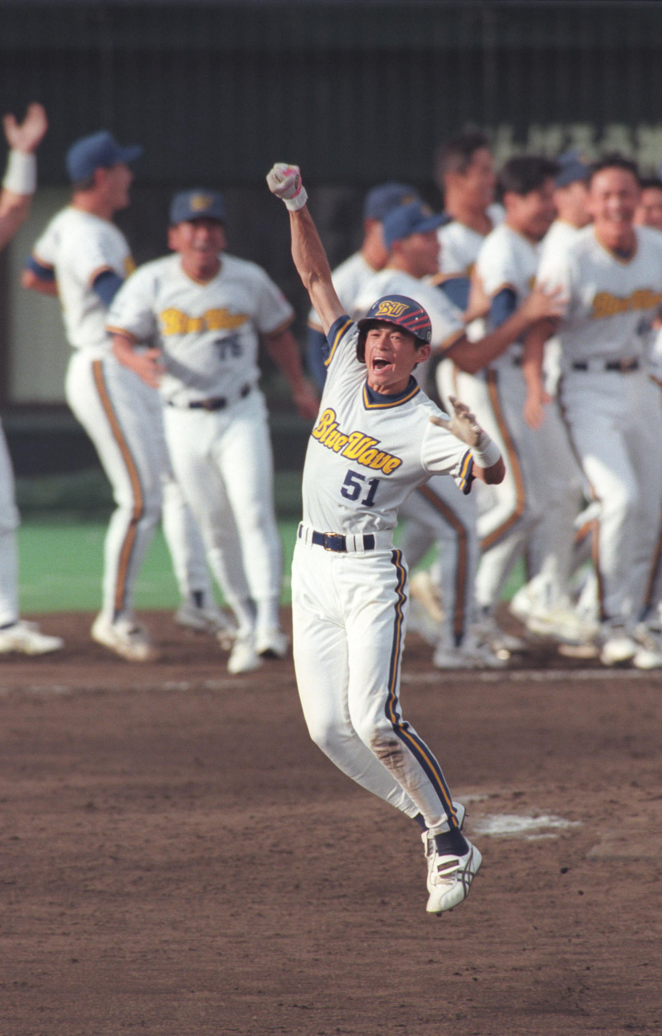 96年9月23日、オリックス対日本ハム　イチローはリーグ優勝を決めるサヨナラ安打を放ちガッツポーズ