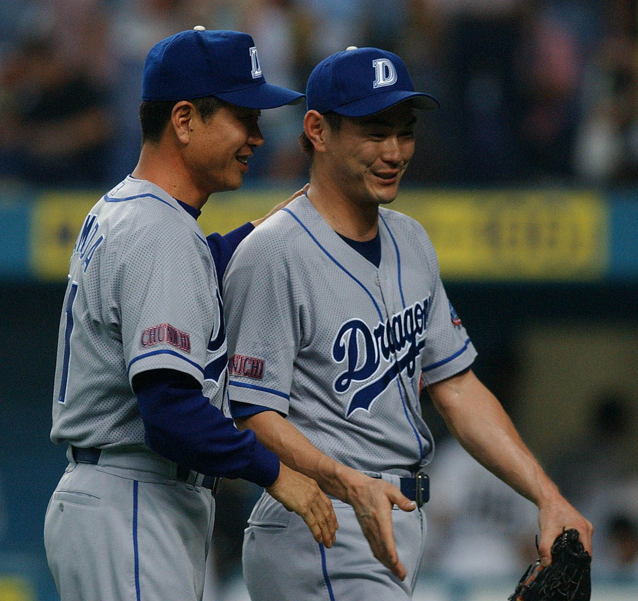 03年8月19日、阪神戦で最後を締めた岩瀬（右）をねぎらう山田監督