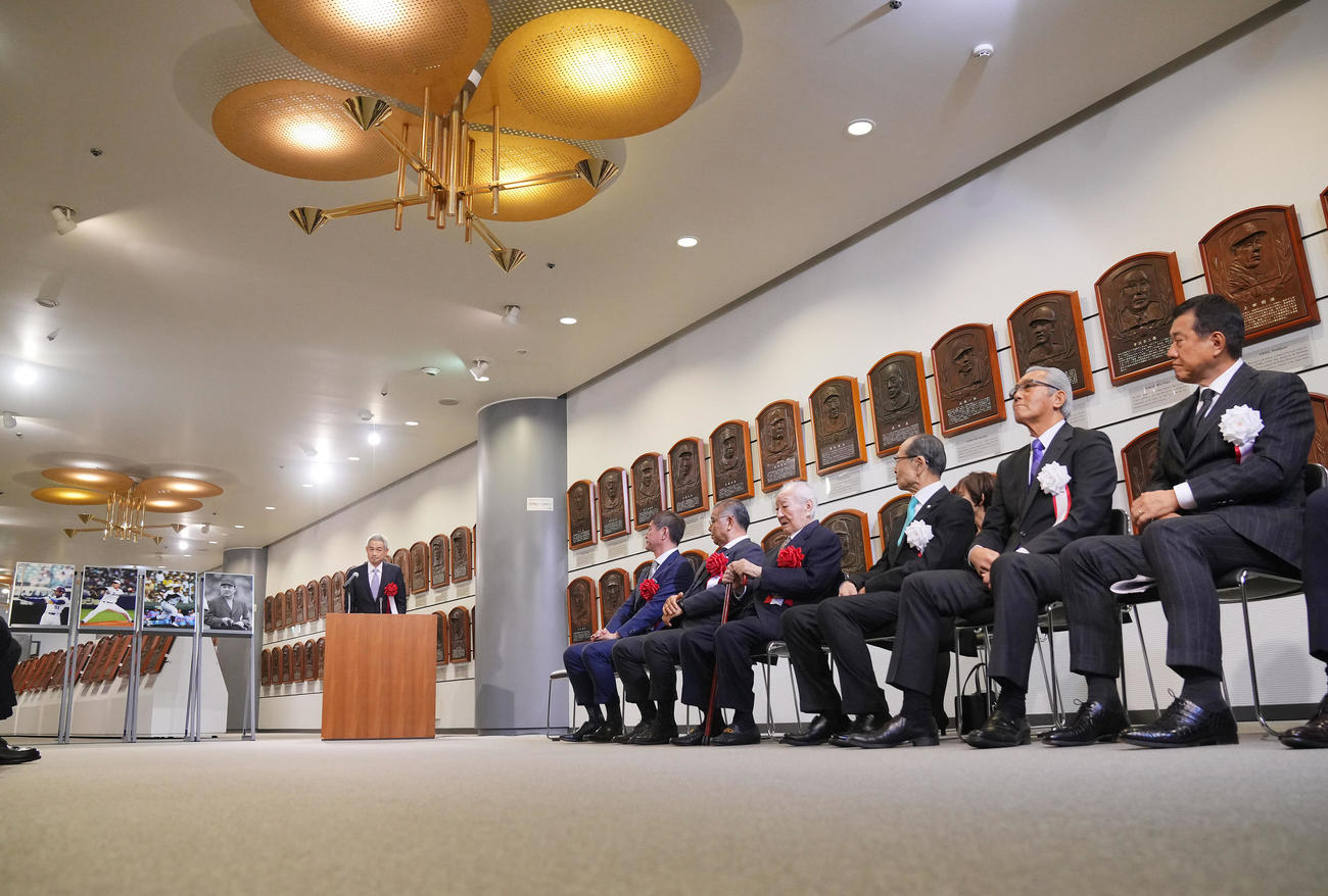 野球殿堂入り通知式でスピーチするイチロー氏（左）（撮影・垰建太）