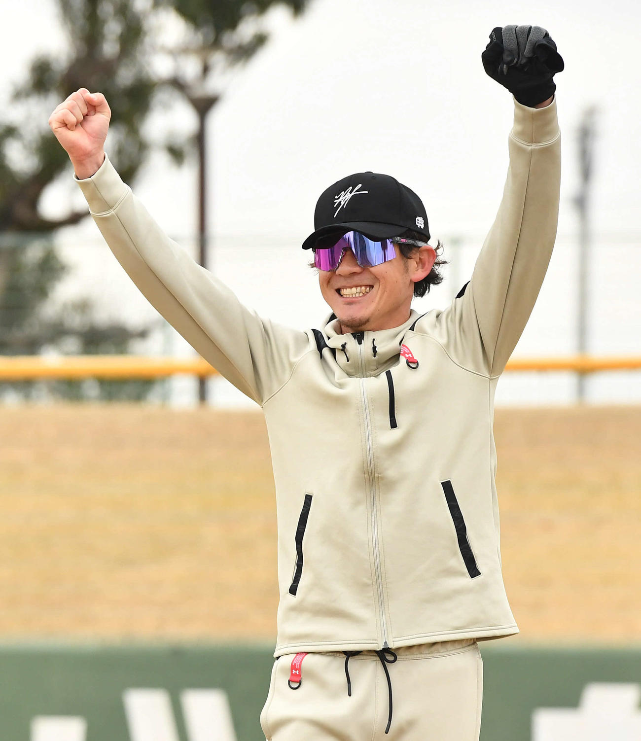 トレーニングの回数決めじゃんけんに勝利し、ガッツポーズするソフトバンク牧原大（撮影・岩下翔太）