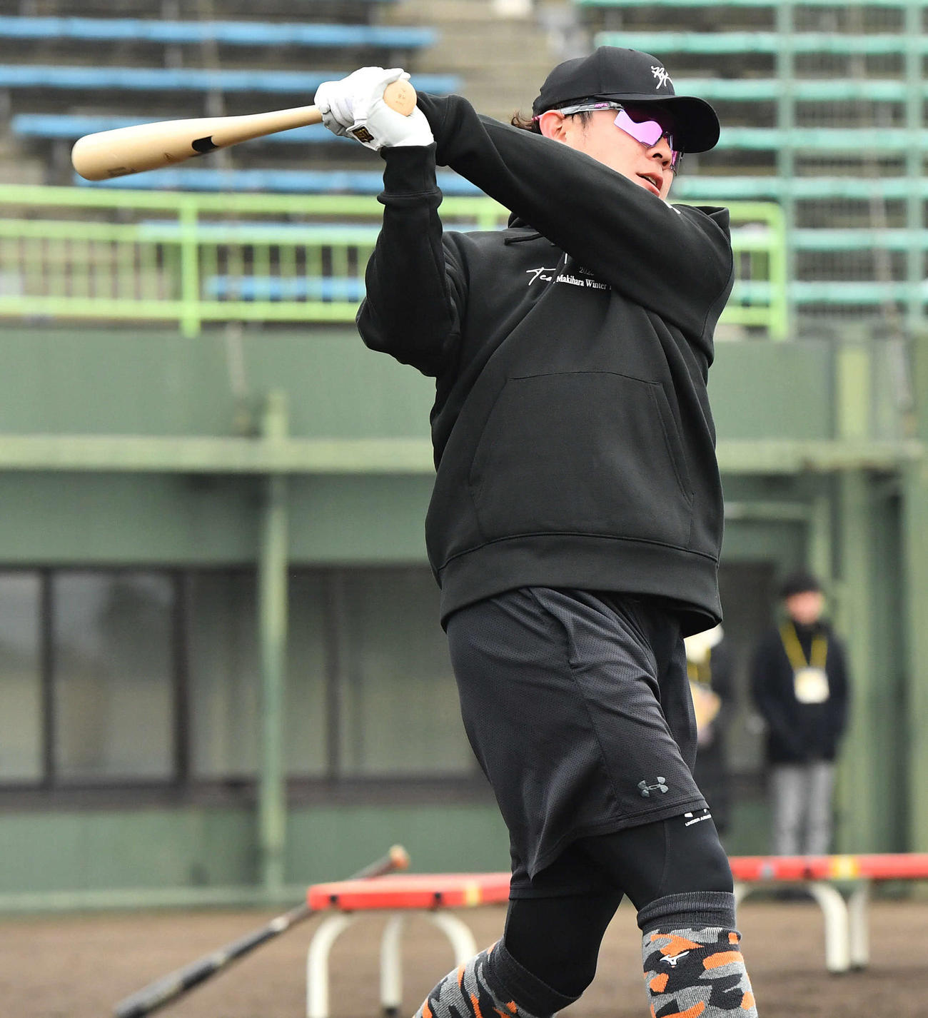 ロングティーを行うソフトバンク牧原大（撮影・岩下翔太）