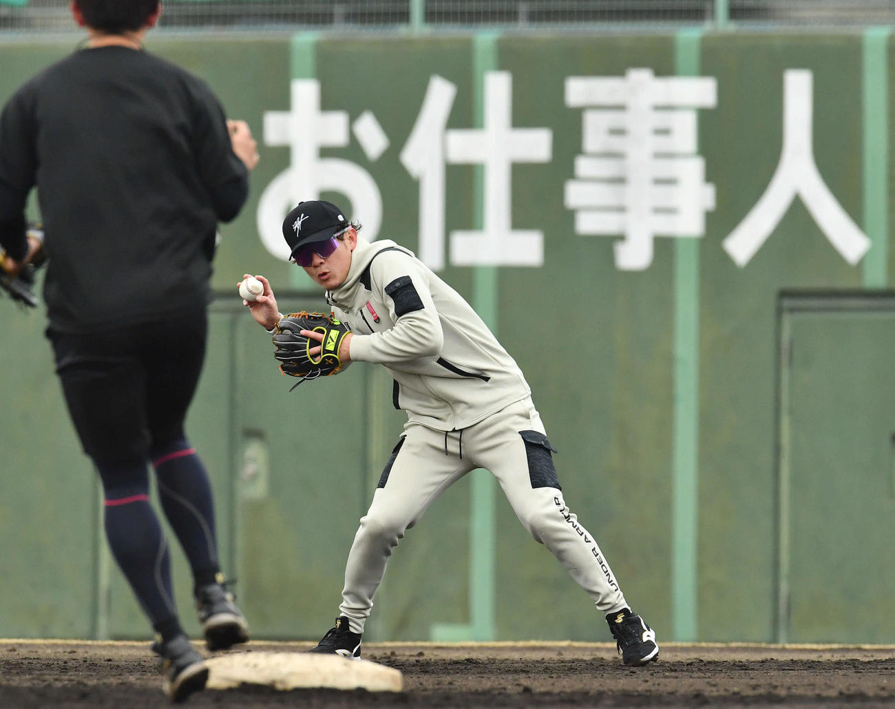 併殺練習で二塁へ送球するソフトバンク牧原大（撮影・岩下翔太）