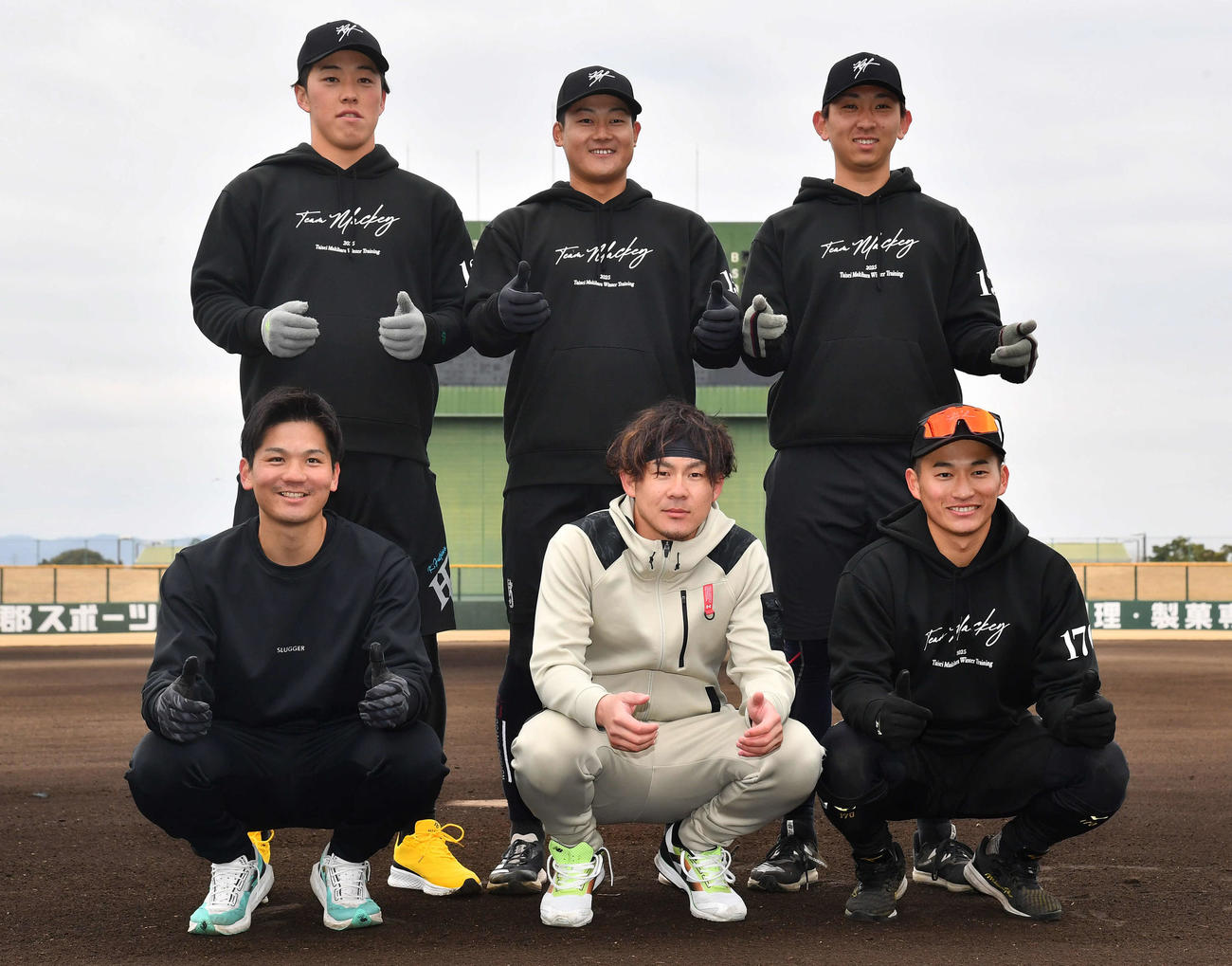 練習を終えて集合写真に納まる、前列左からソフトバンク緒方、牧原大、西尾、後列左から藤野、山下、中沢（撮影・岩下翔太）