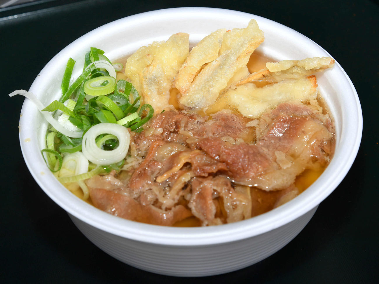 ソフトバンク牧原大が報道陣と観客にふるまった肉ごぼう天うどん（撮影・岩下翔太）
