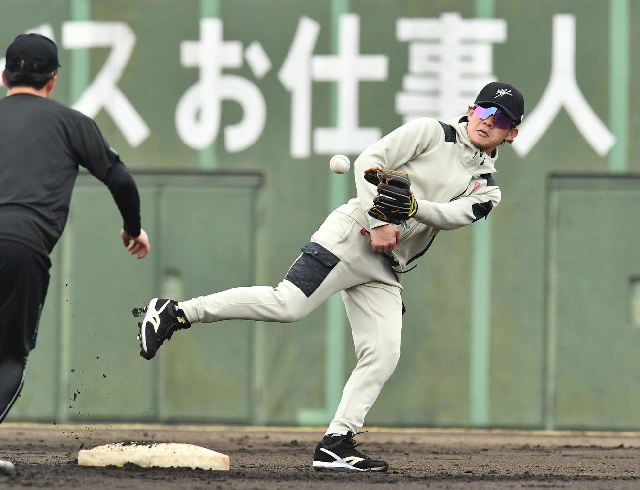 併殺練習で二塁へグラブトスするソフトバンク牧原大（撮影・岩下翔太）