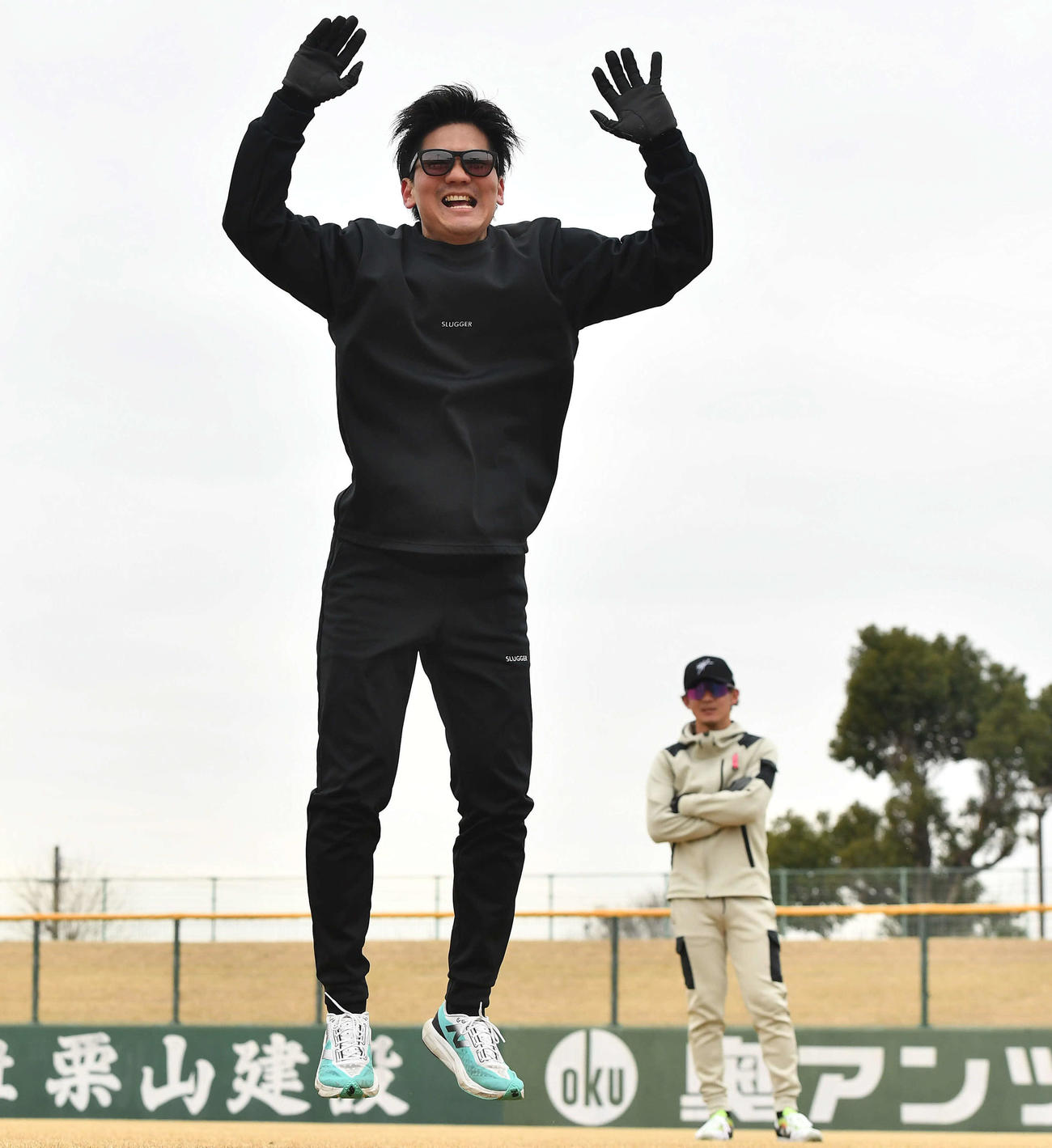 牧原大（右）が見守る前でトレーニングを行うソフトバンク緒方（撮影・岩下翔太）