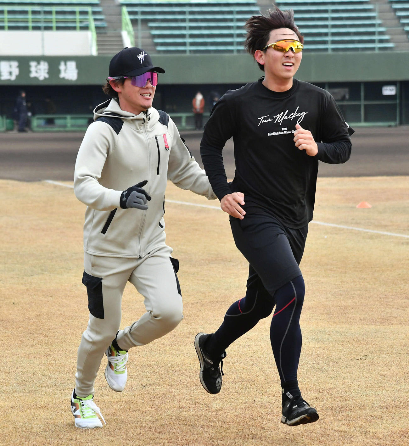 中沢（右）の背中を押しながらランニングを行うソフトバンク牧原大（撮影・岩下翔太）