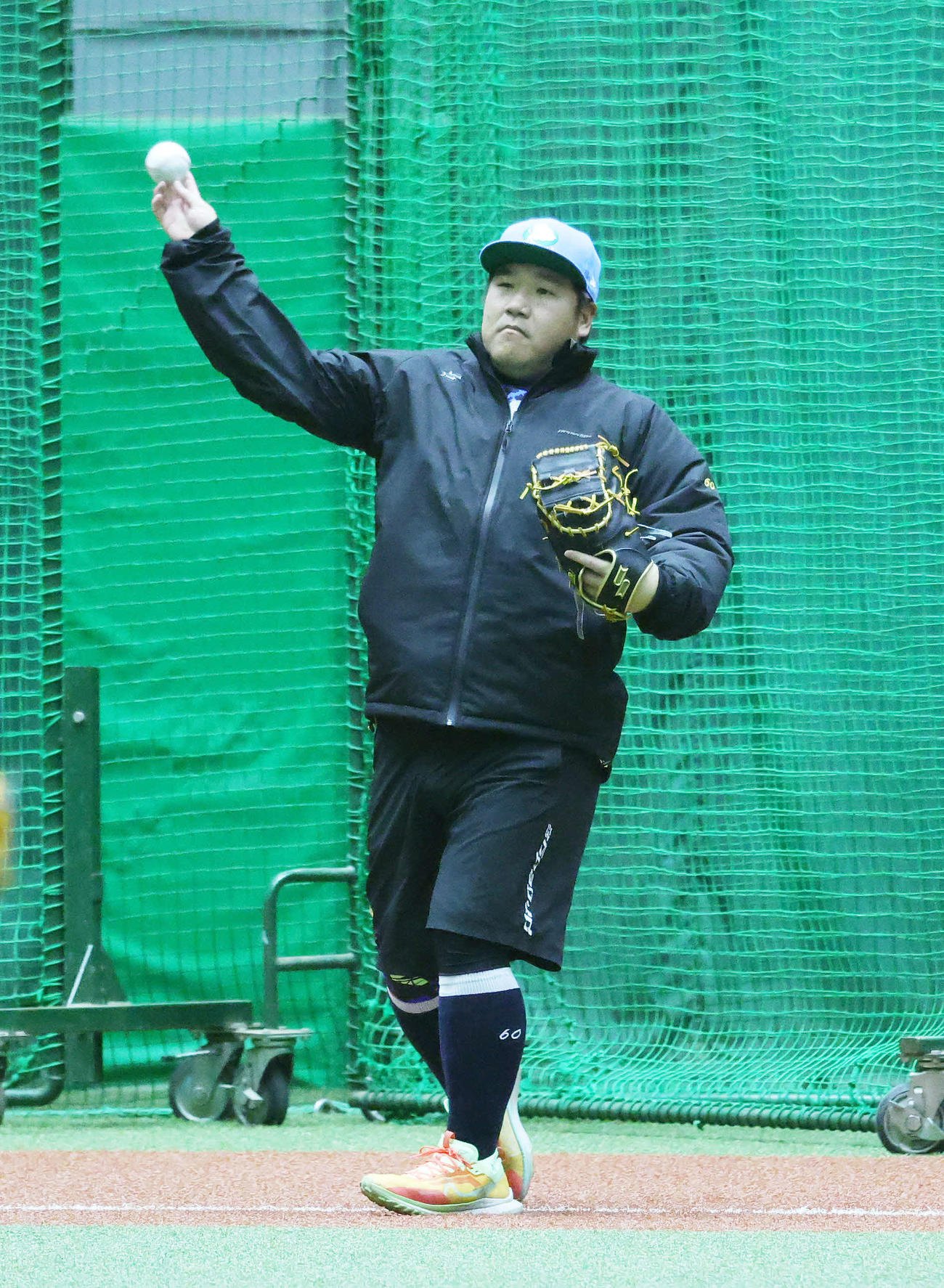 自主トレを公開しキャッチボールする西武中村剛（撮影・鈴木正人）