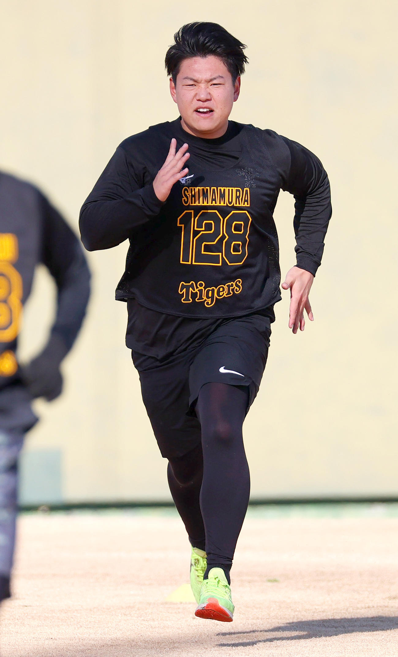 阪神新人合同自主トレで汗を流す嶋村（撮影・上山淳一）