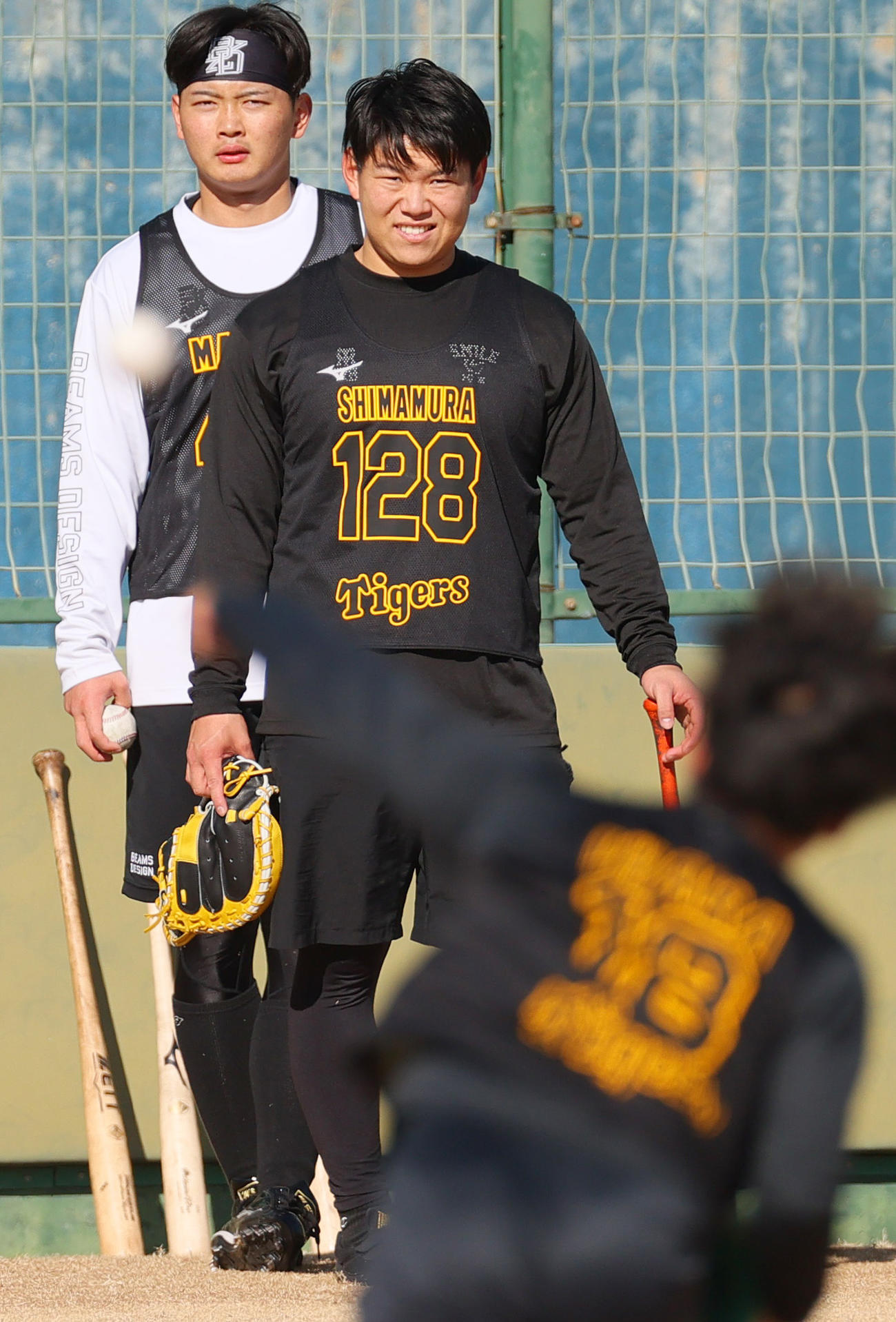 阪神新人合同自主トレでキャッチボールする伊原（手前）を見る嶋村（右）と町田（撮影・上山淳一）
