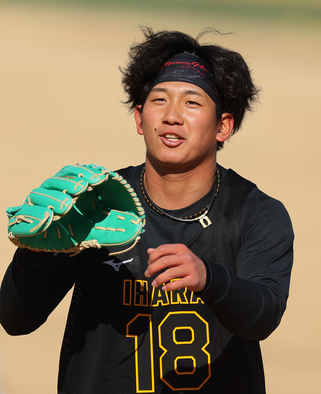 阪神新人合同自主トレで汗を流す伊原（撮影・上山淳一）