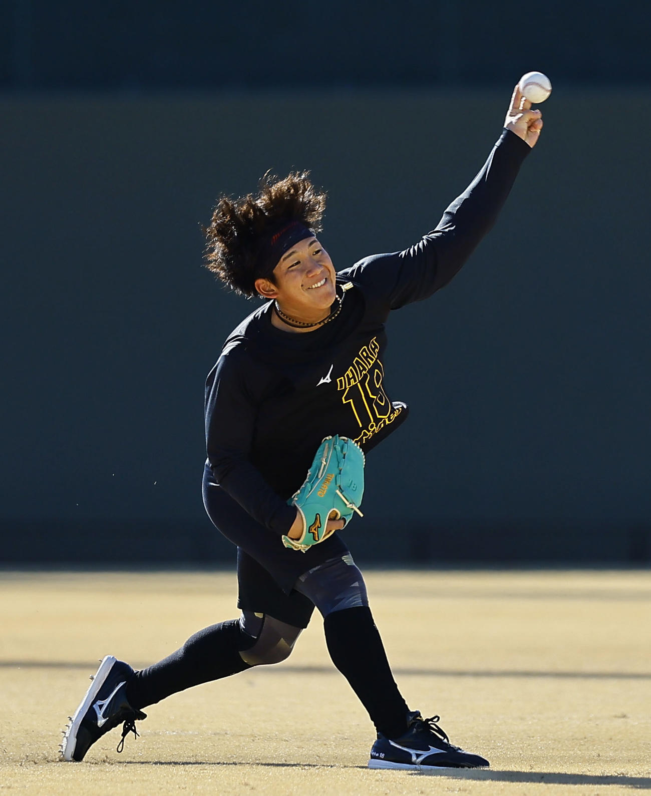 新人合同自主トレでキャッチボールをする阪神伊原（撮影・藤尾明華）