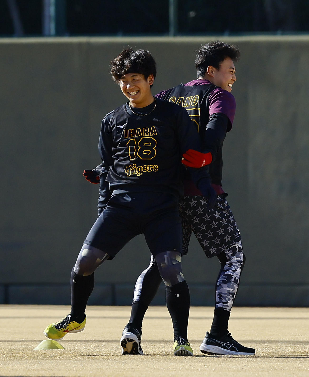 新人合同自主トレで笑顔を見せる阪神伊原（左）と佐野（撮影・藤尾明華）