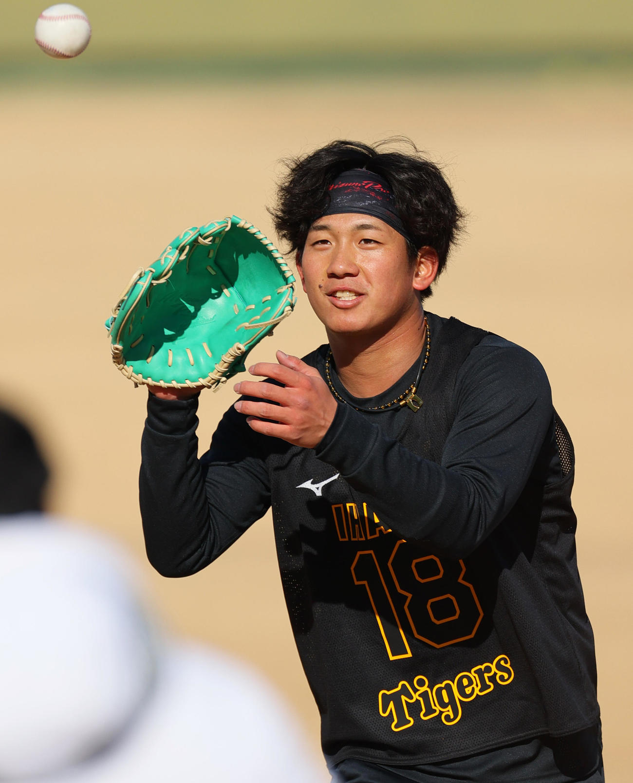 阪神新人合同自主トレで汗を流す伊原（撮影・上山淳一）