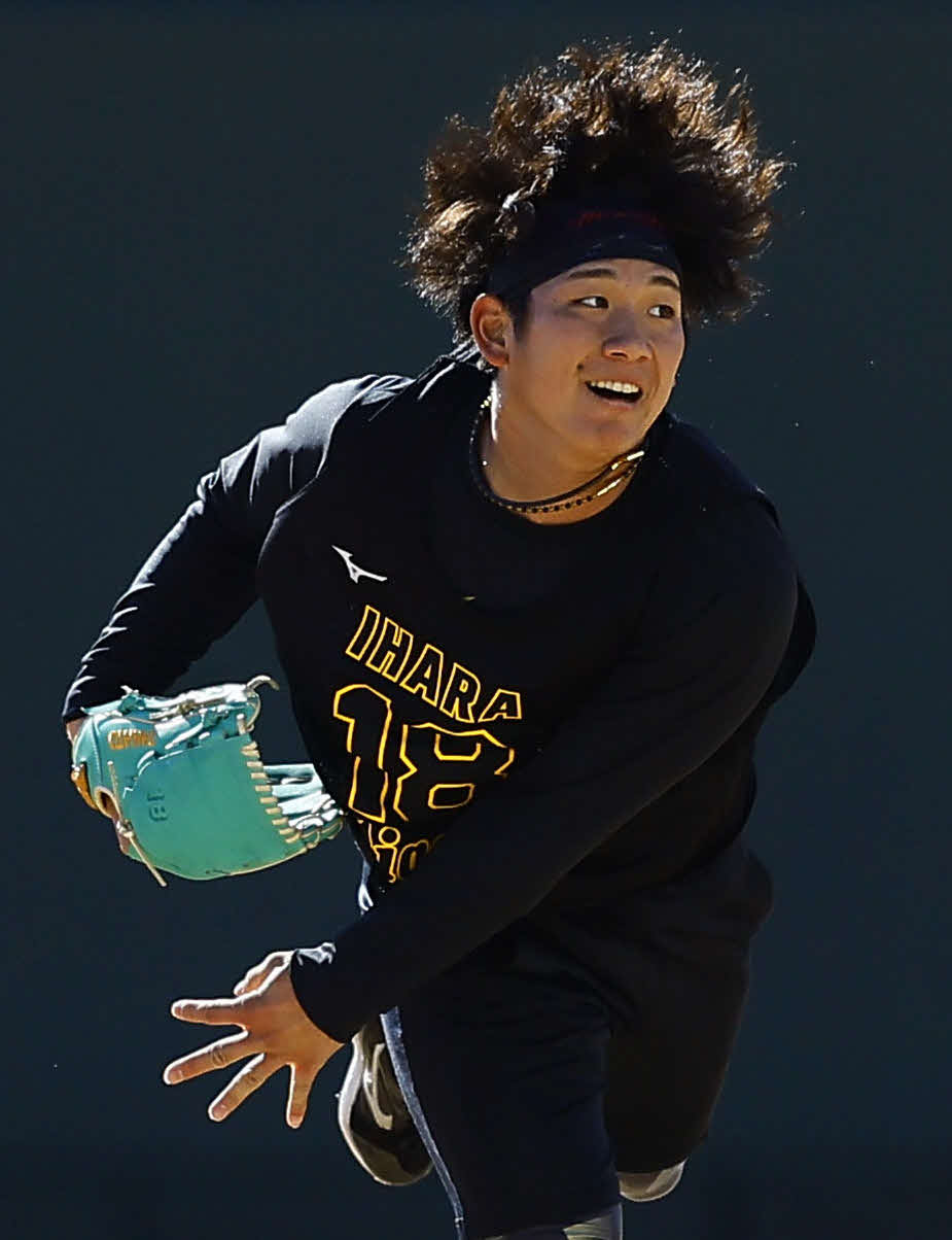 新人合同自主トレでキャッチボールをする阪神伊原（撮影・藤尾明華）