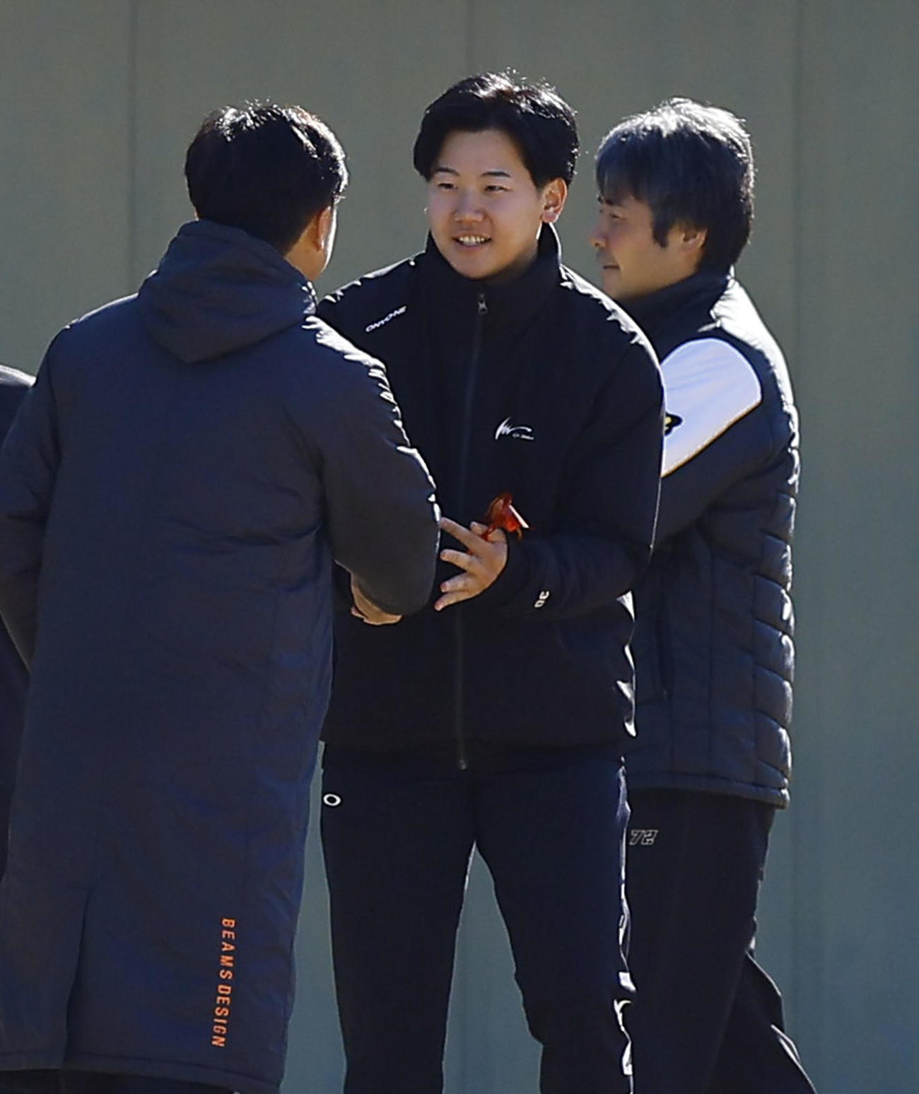 自主トレに訪れ、関係者とあいさつを交わす阪神門別（撮影・藤尾明華）