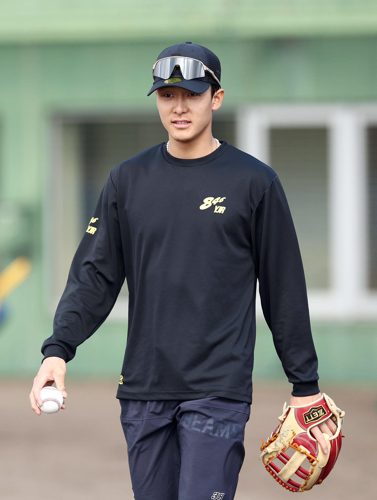 沖縄県内で自主トレに臨む阪神小幡（撮影・前田充）