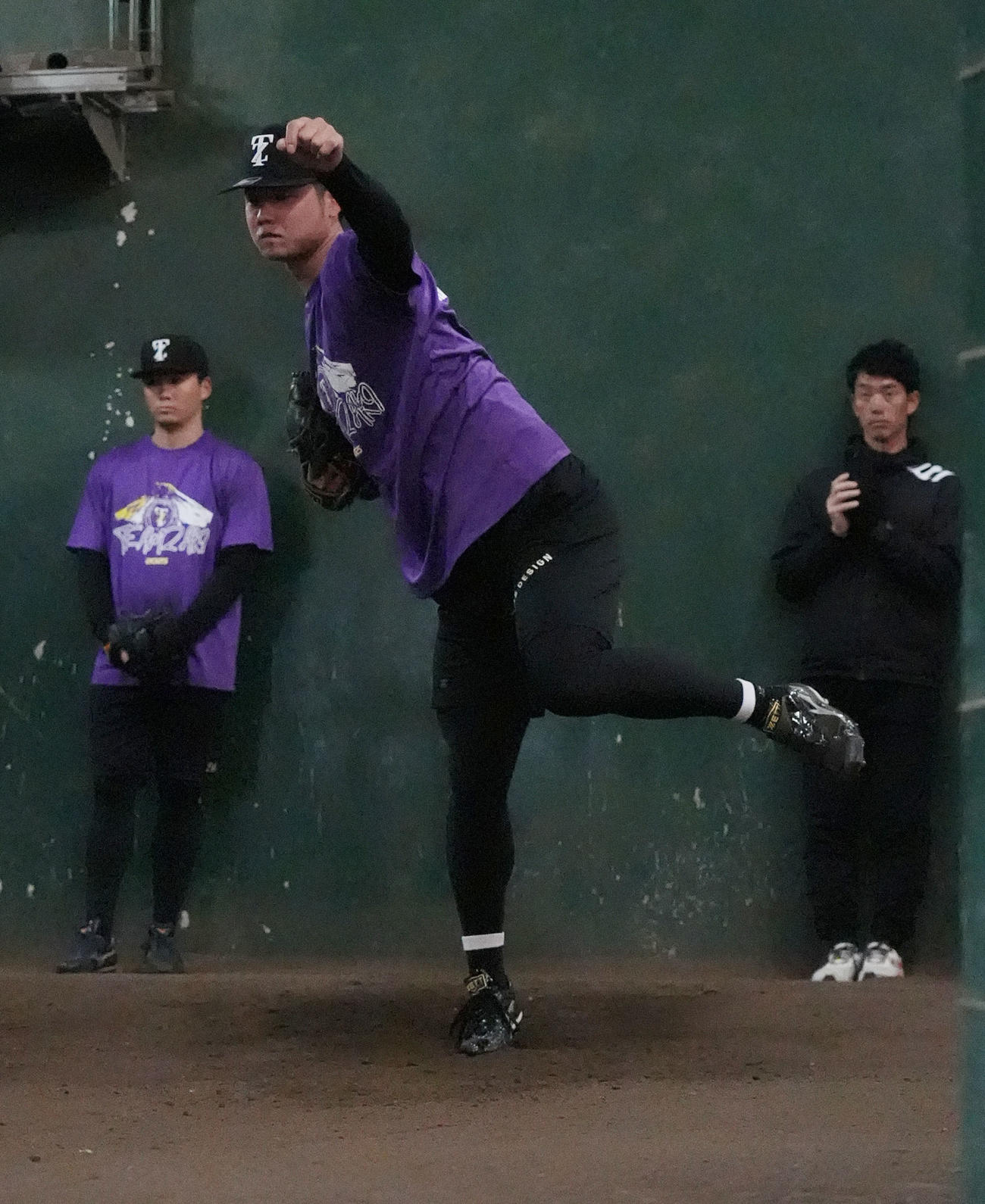 ブルペンで投球練習をする川原（中央）（撮影・森本幸一）