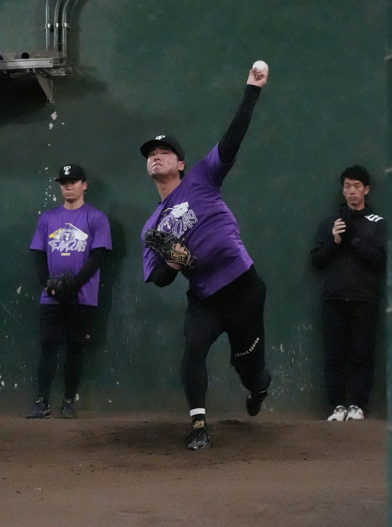 ブルペンで投球練習をする川原（中央）（撮影・森本幸一）