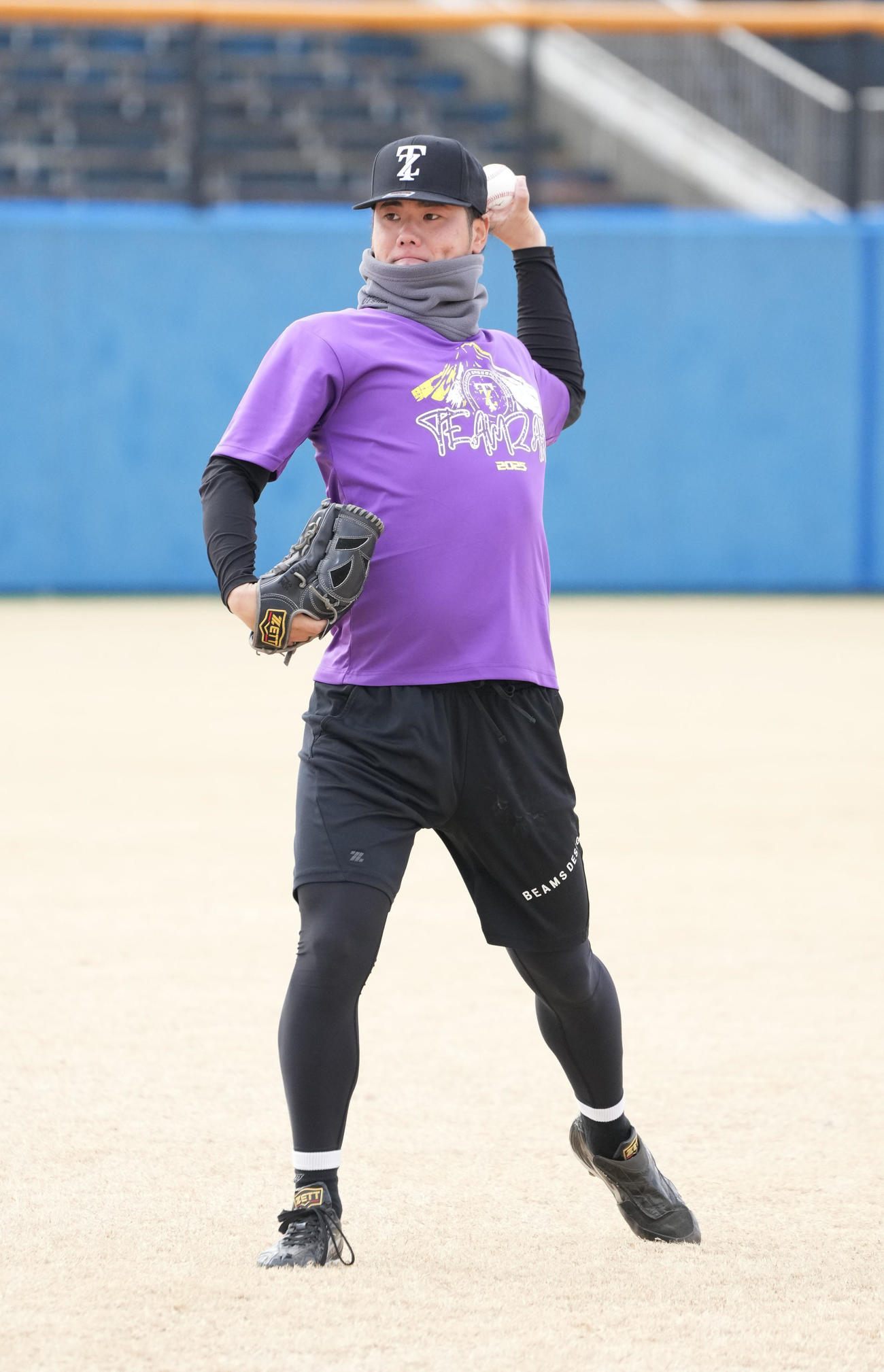 キャッチボールをする川原（撮影・森本幸一）