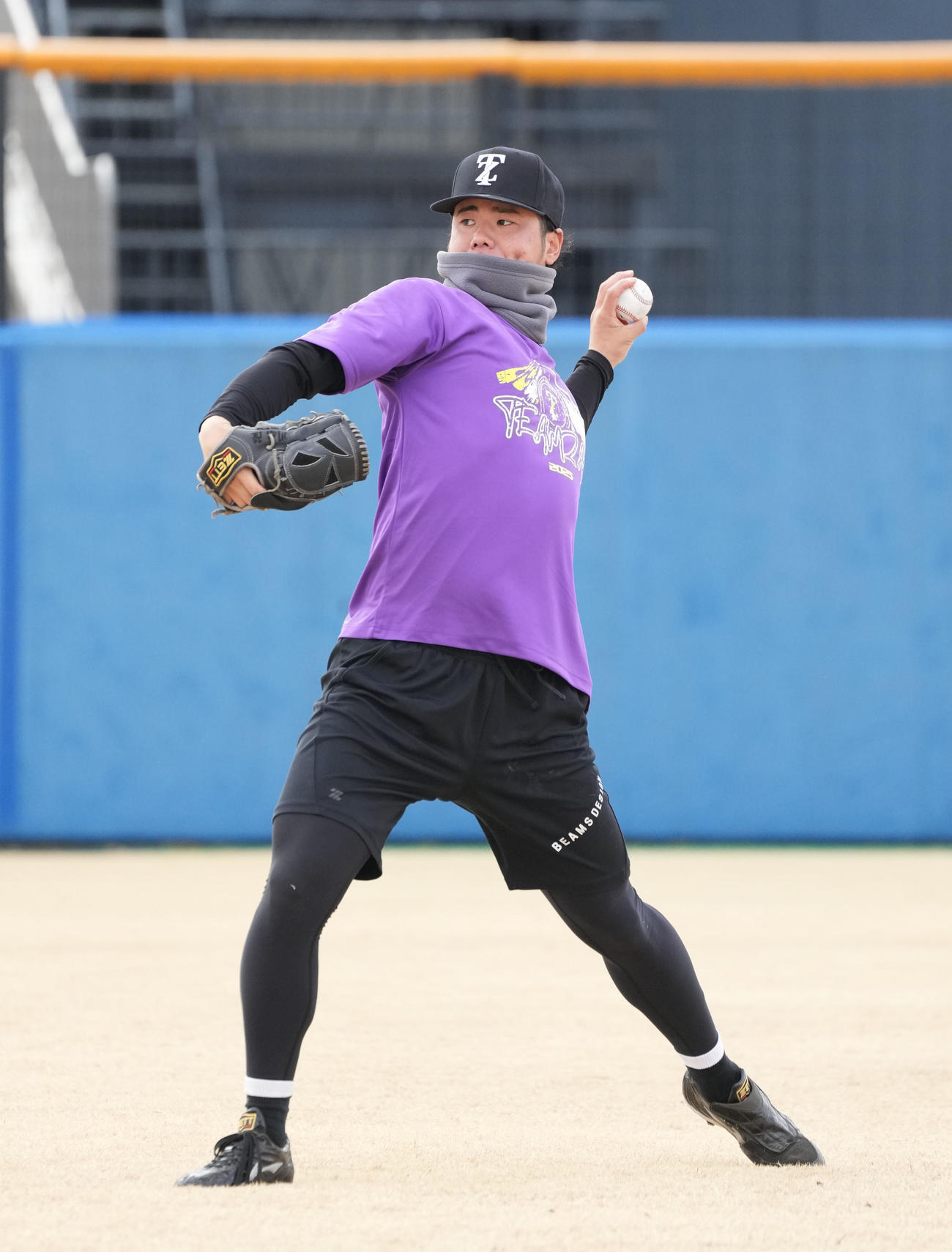 キャッチボールをする川原（撮影・森本幸一）