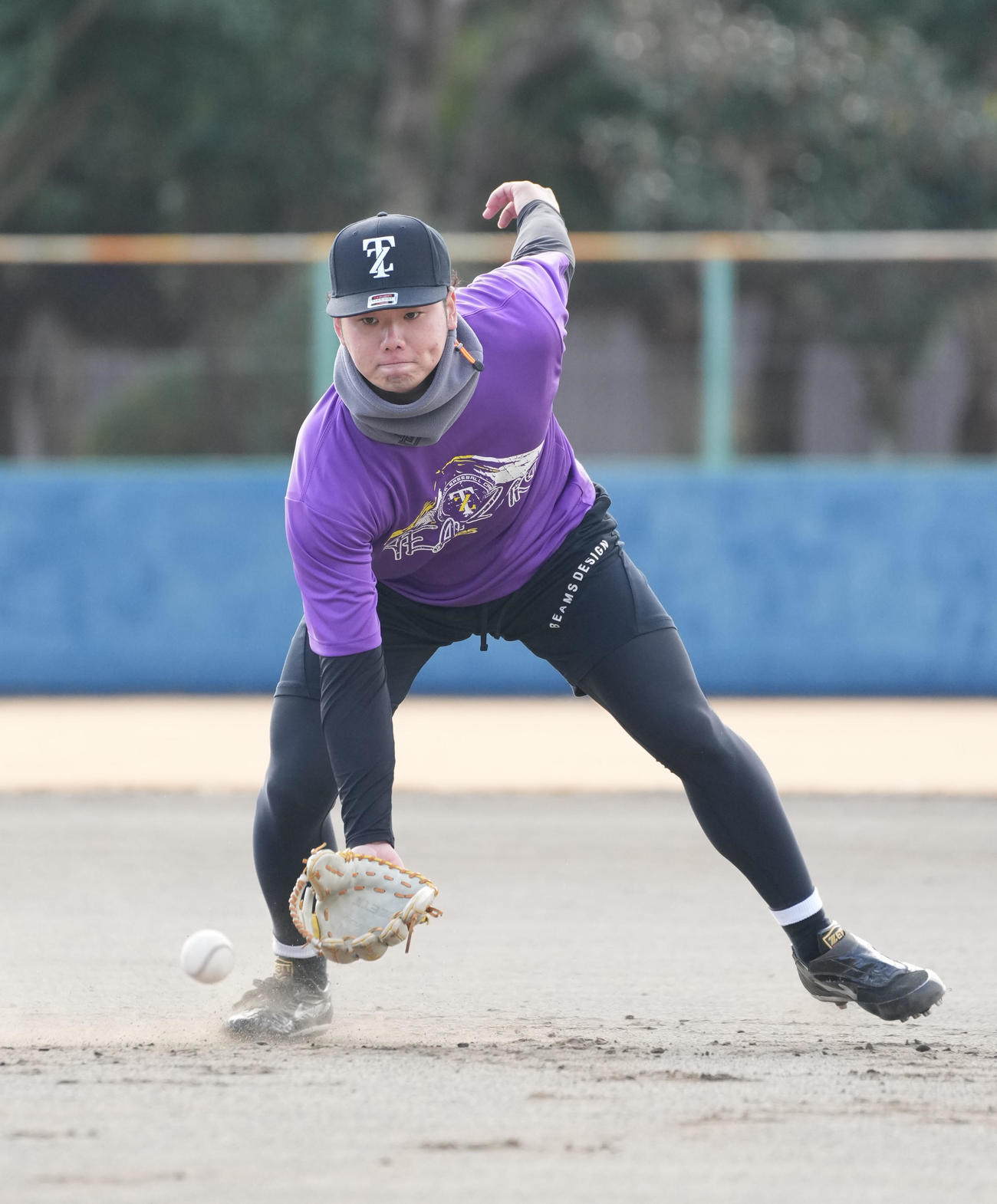 ノックを受ける川原（撮影・森本幸一）