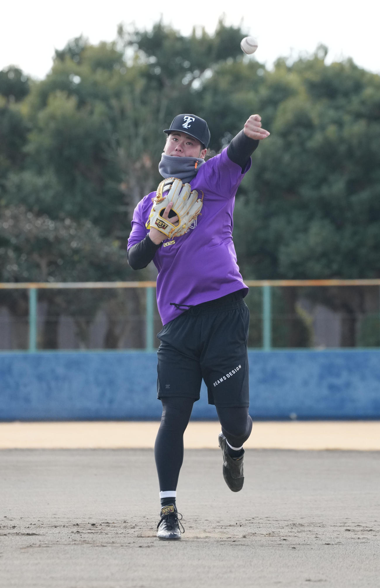 ノックを受ける川原（撮影・森本幸一）
