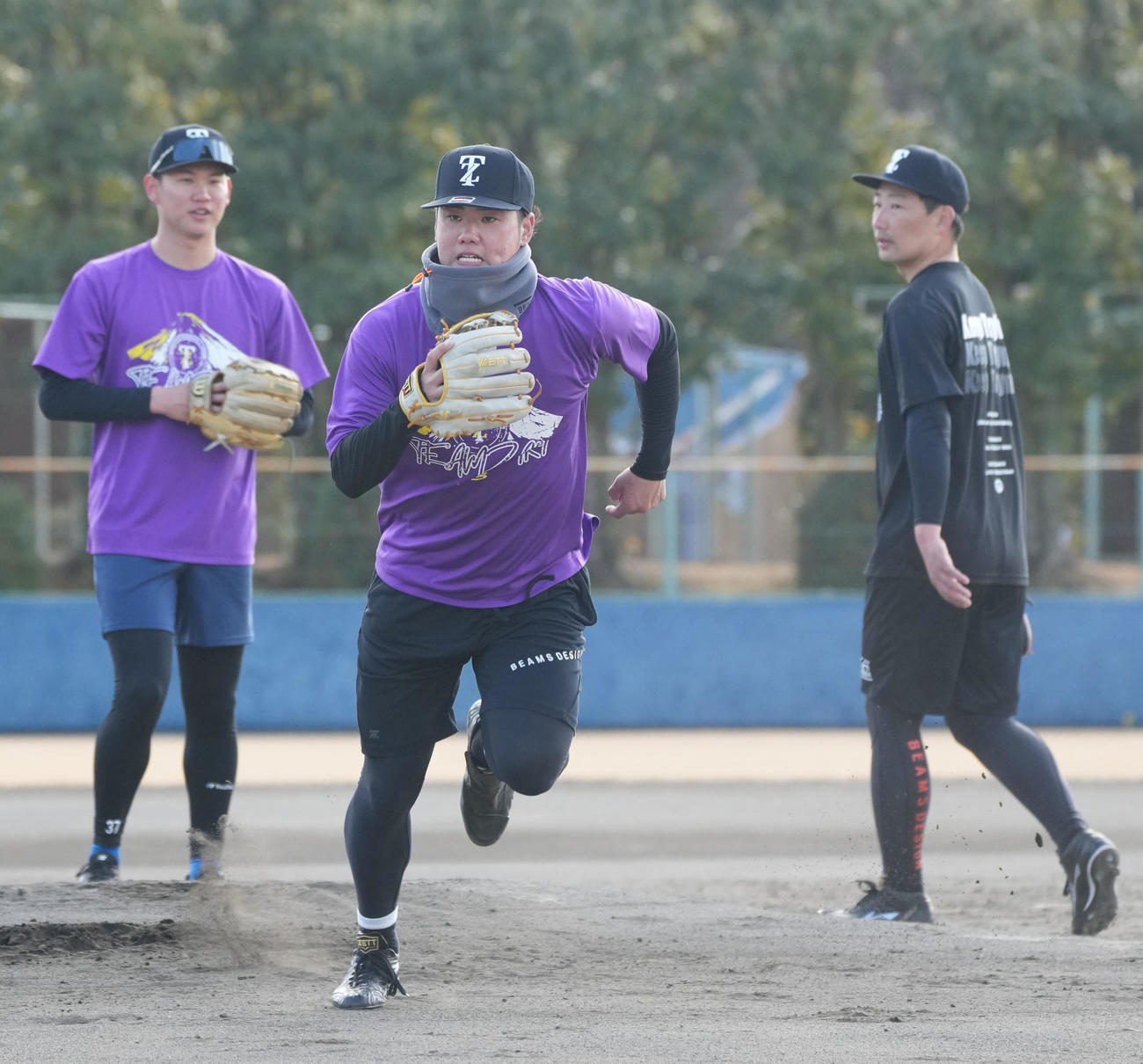 ノックを受ける川原（中央）（撮影・森本幸一）