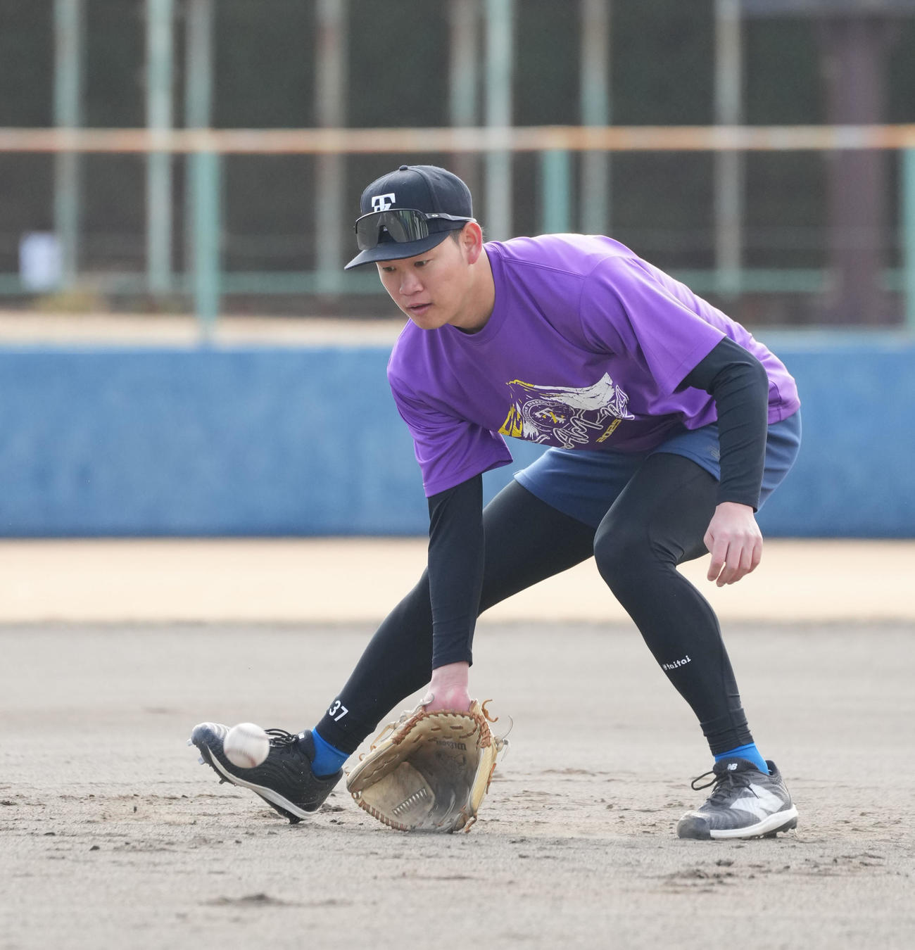 ノックを受ける及川（撮影・森本幸一）