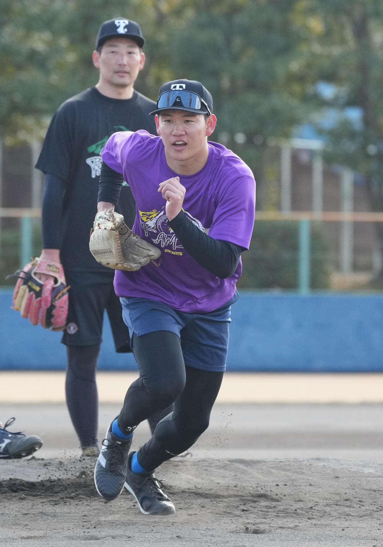 ノックを受ける及川（手前）（撮影・森本幸一）