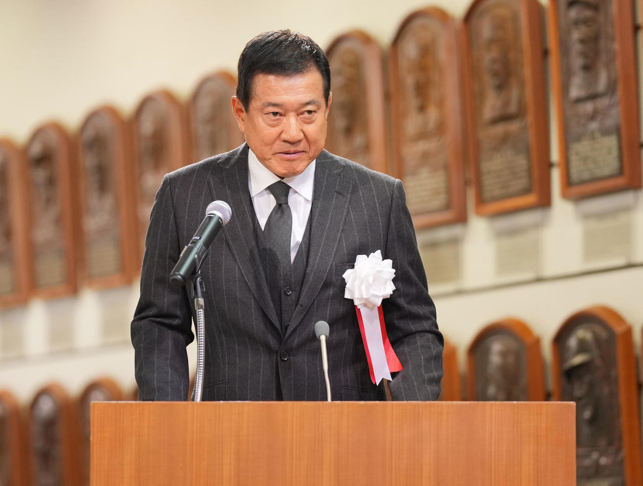 野球殿堂入り通知式でゲストスピーチをする原氏（撮影・垰建太）