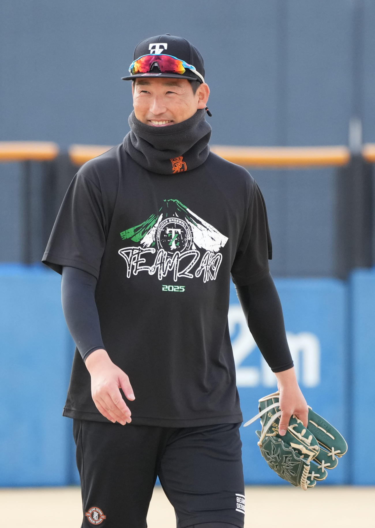 キャッチボールの合間に明るい表情を見せる岩崎（撮影・森本幸一）