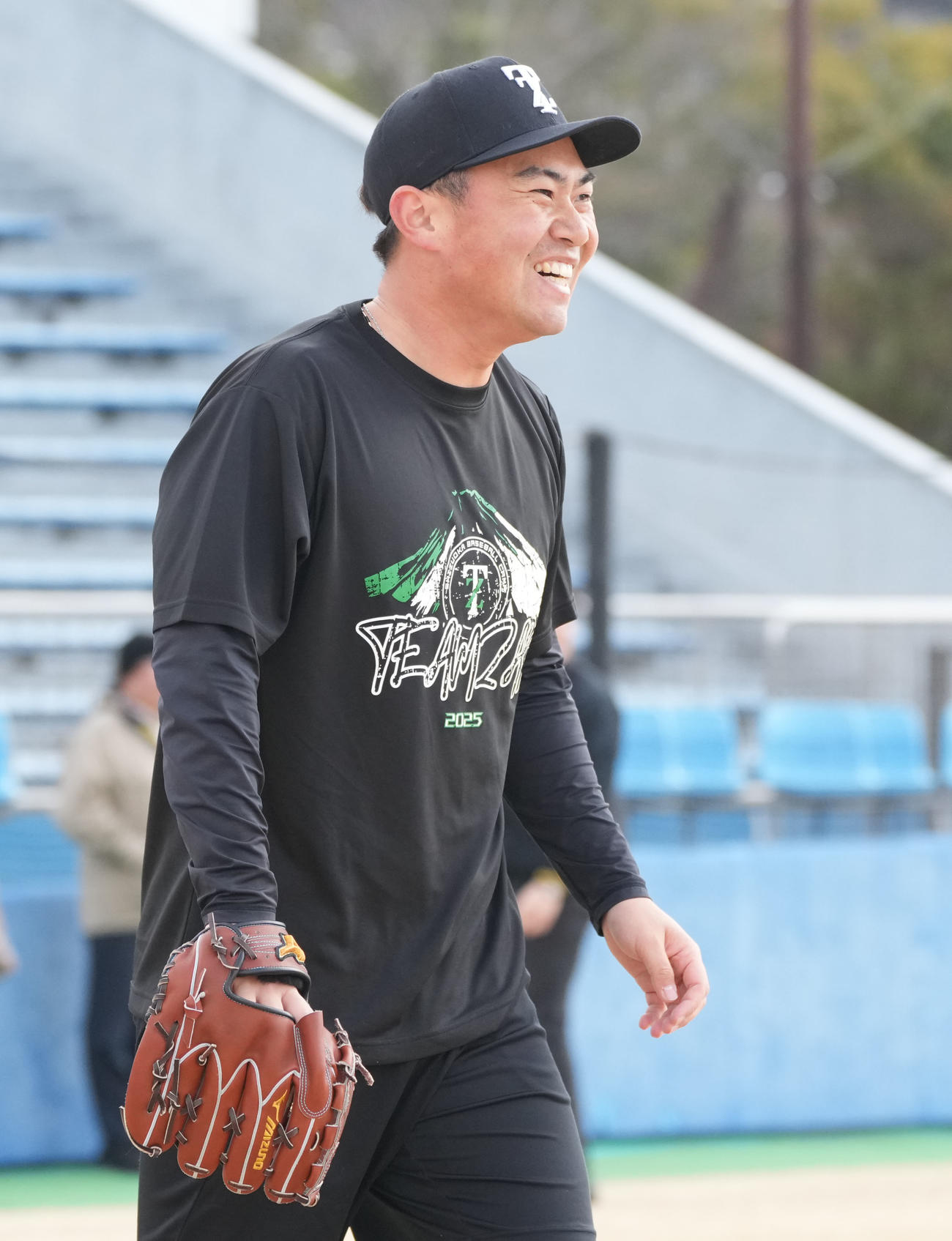 キャッチボールの合間に明るい表情を見せる桐敷（撮影・森本幸一）