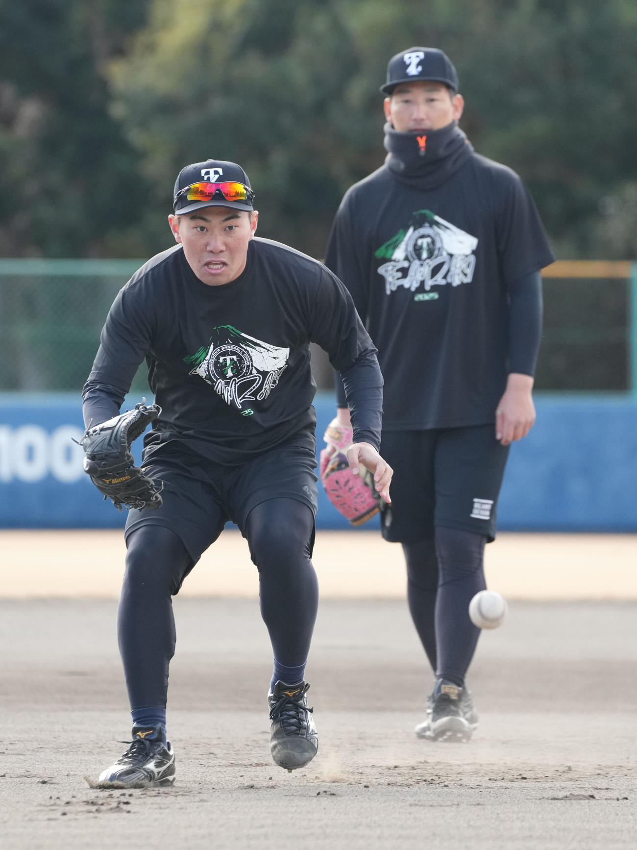 ノックを受ける桐敷（手前）（撮影・森本幸一）
