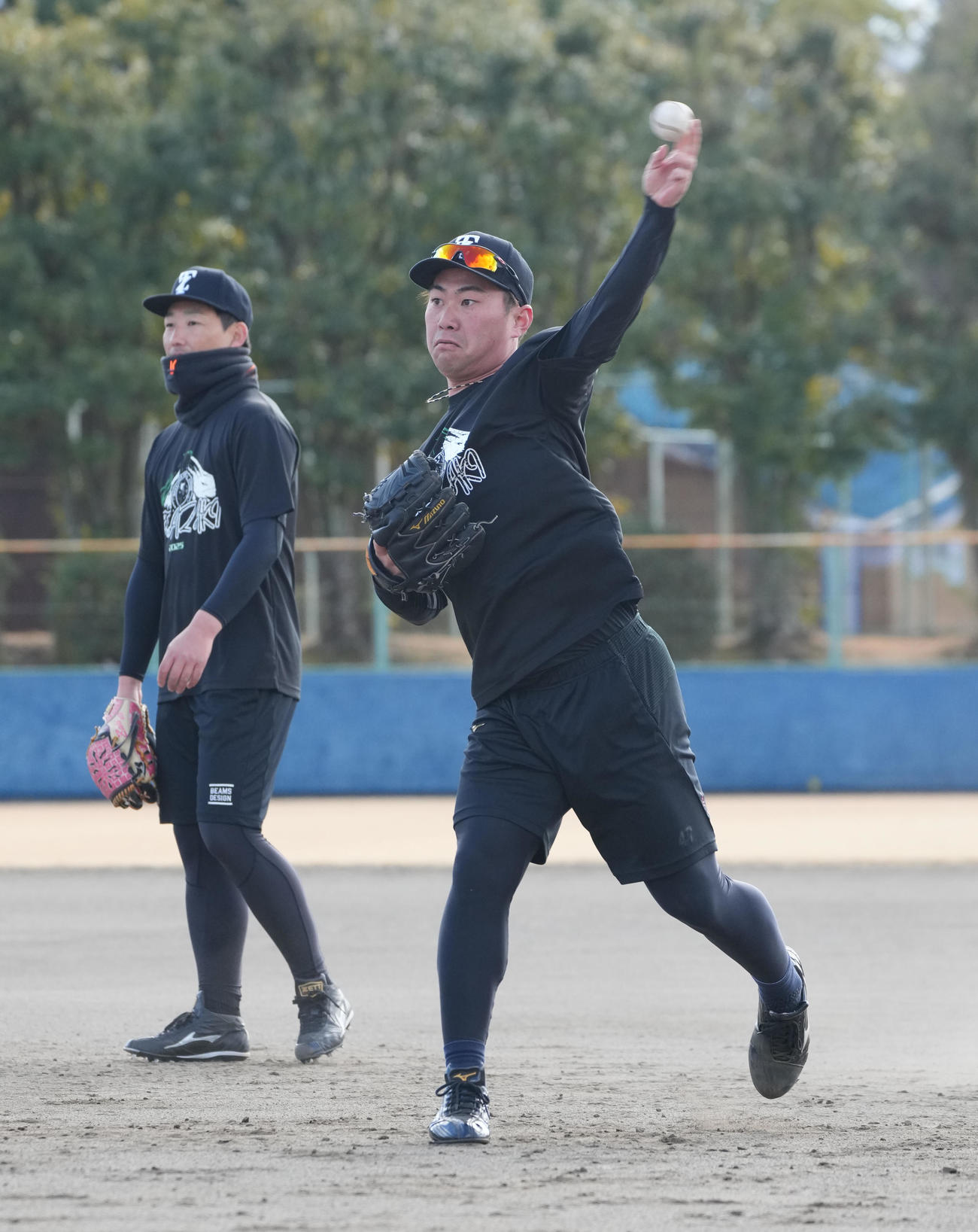 ノックを受ける桐敷（右）（撮影・森本幸一）